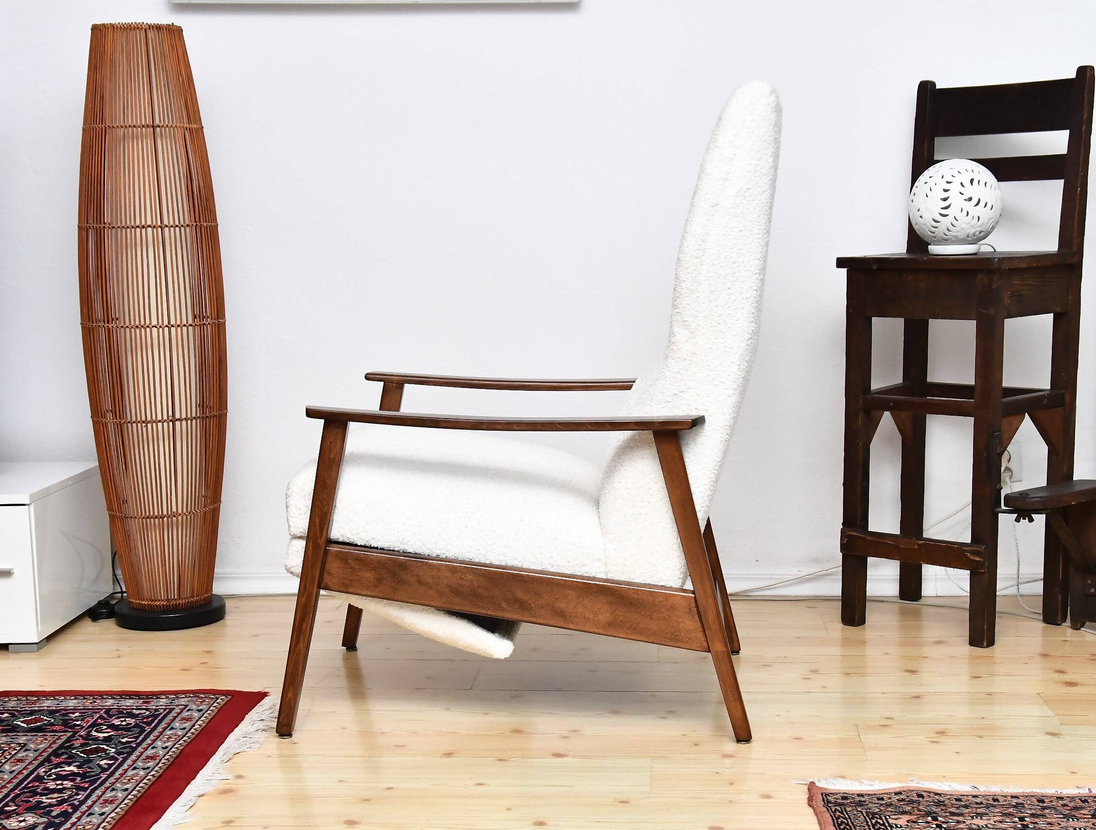 Fauteuil avec repose-pieds rabattable en Bouclé blanc crème, années 1960