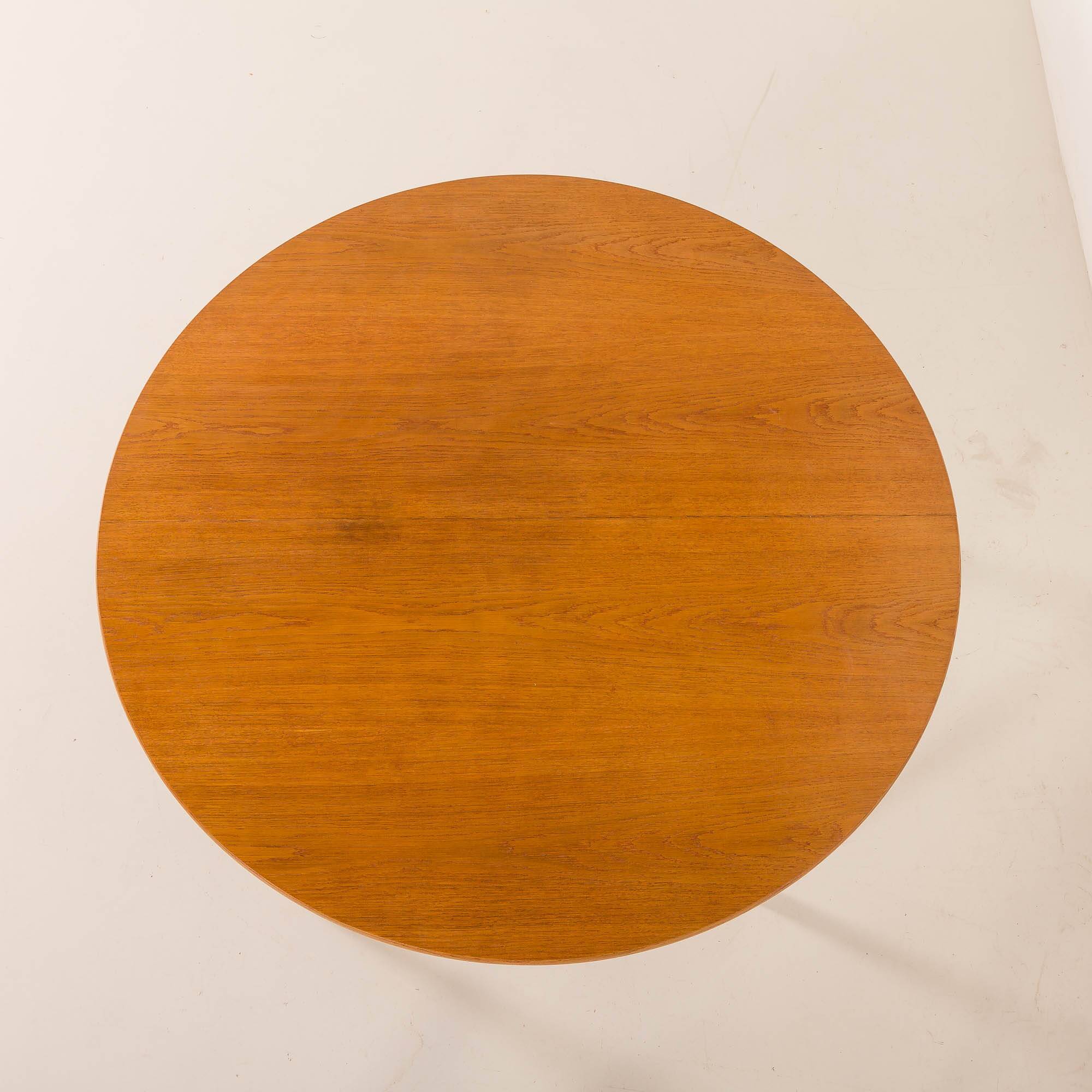 Danish Oak round dining table with one extension, 1970s