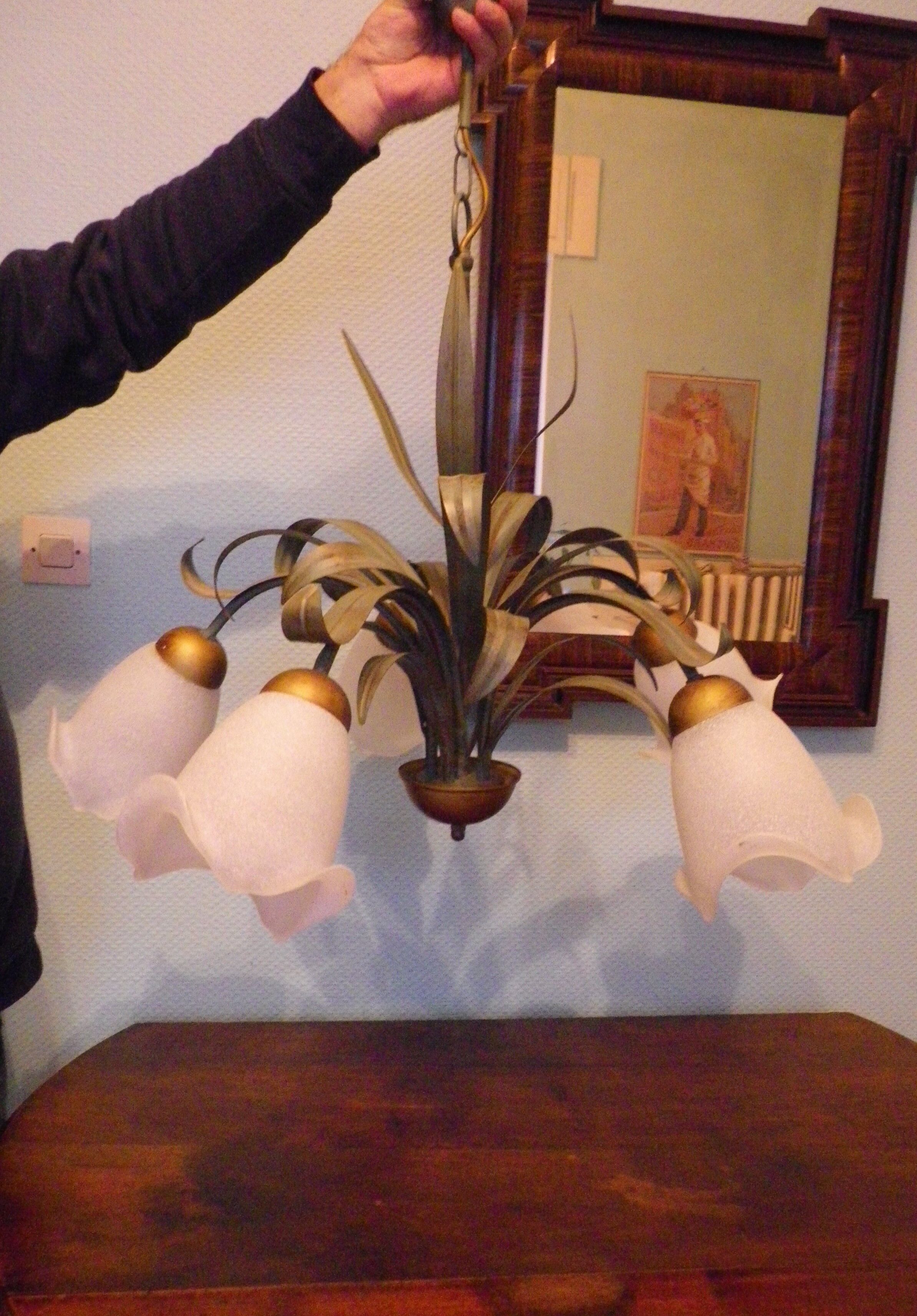 Chandelier of 5 corollas in white granite glass, central decoration with foliage 70s /80s