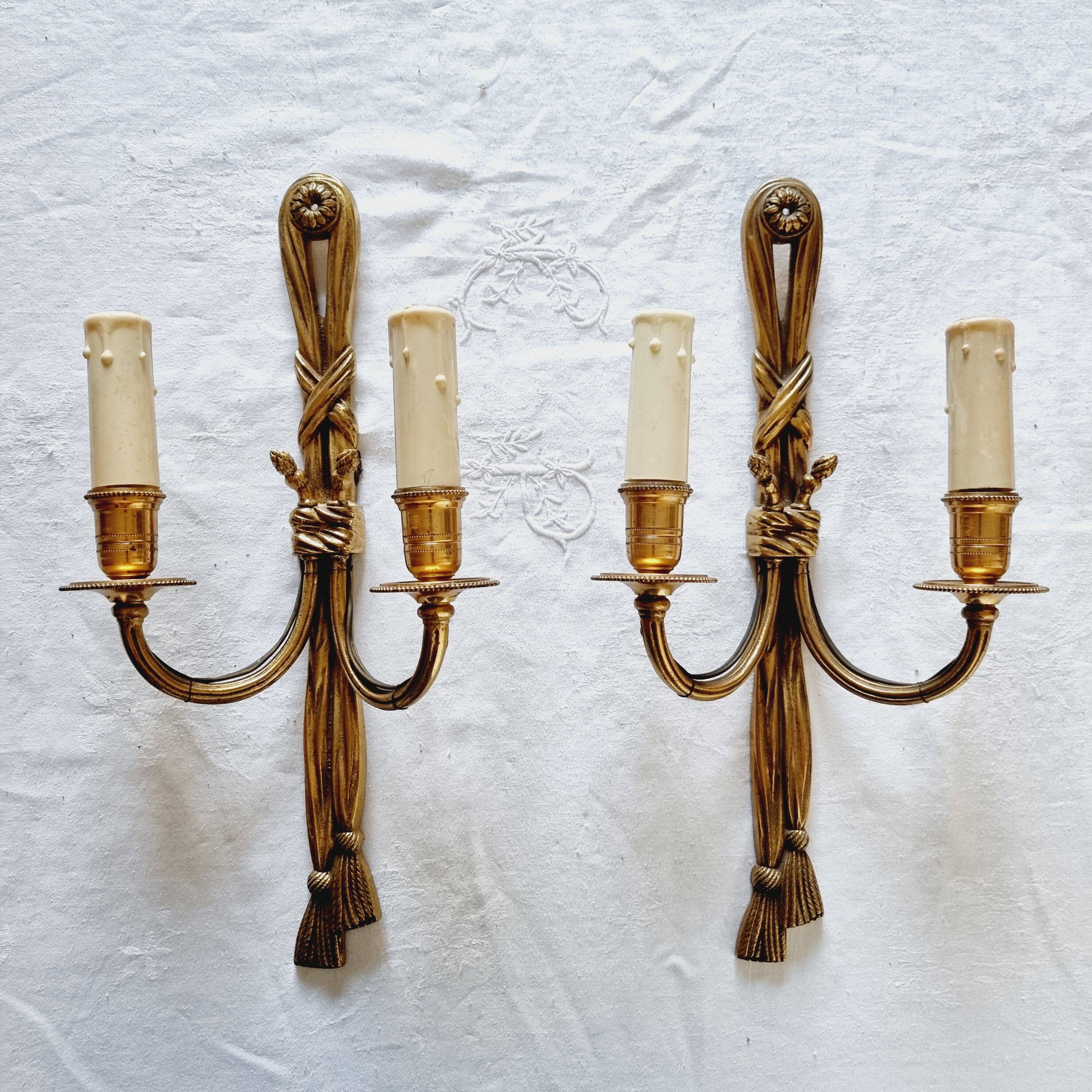 Pair of French wall sconces in bronze, Louis XVI style, with cord.