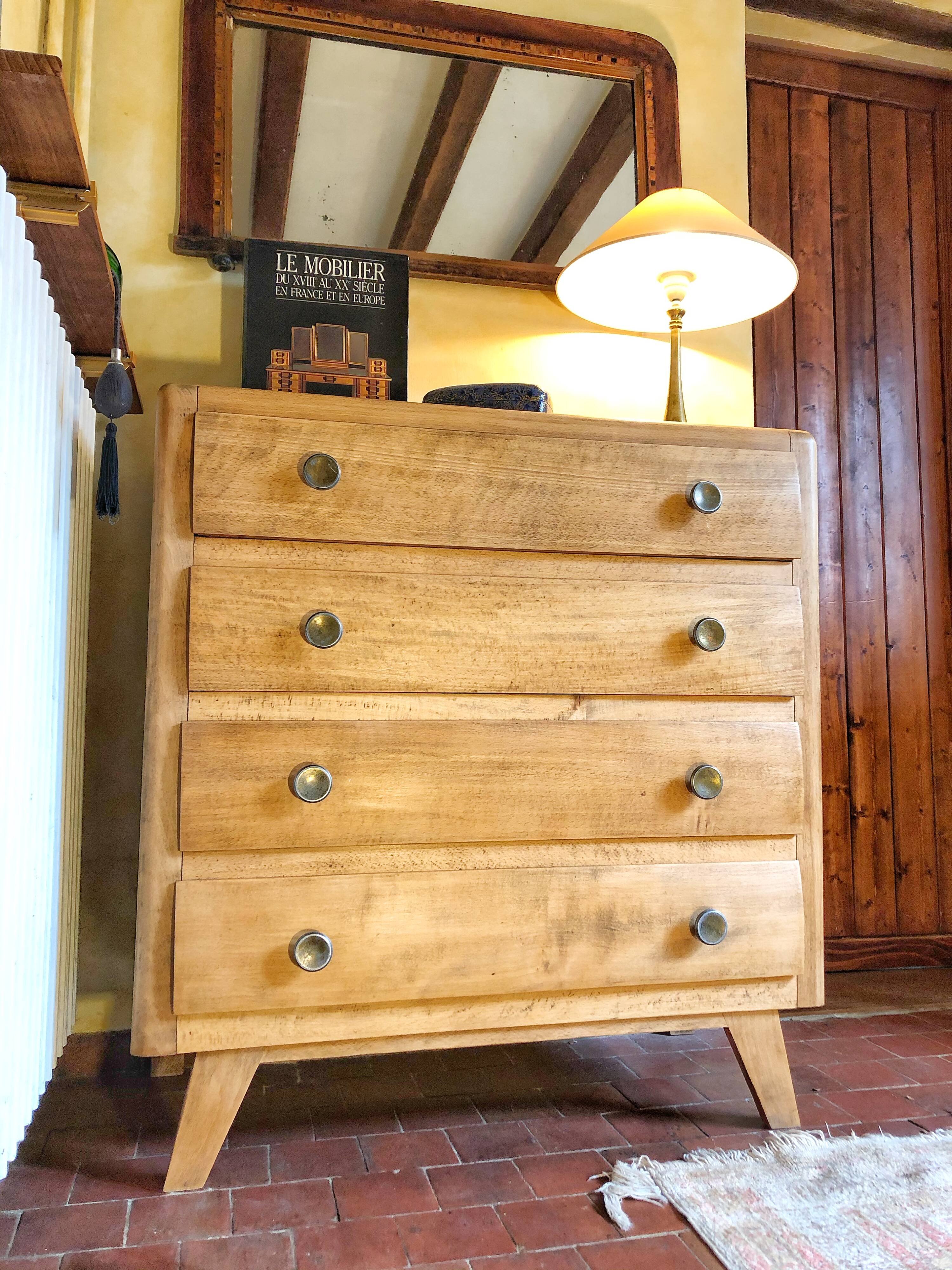 Dresser compass feet