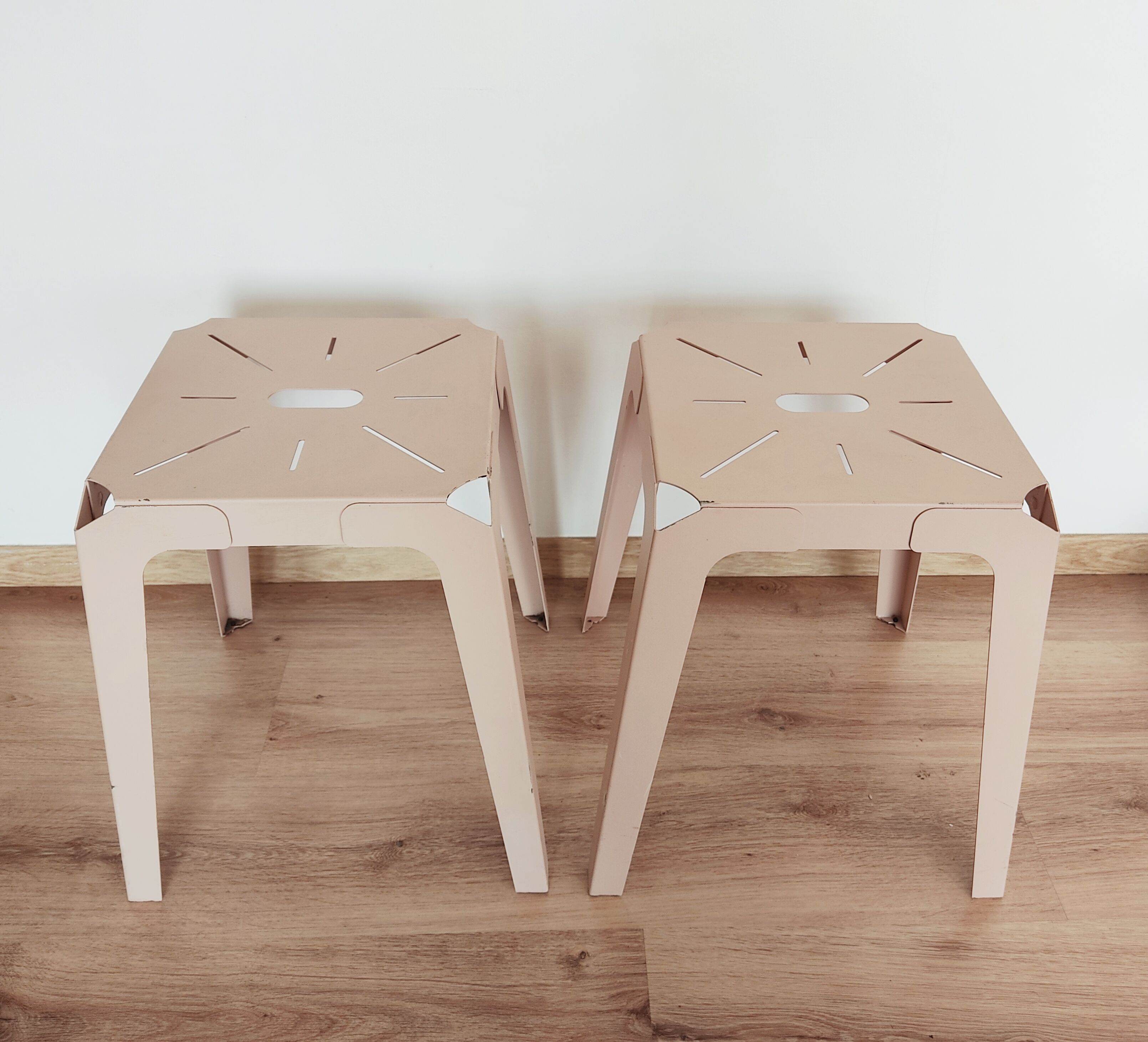 Set de 2 tabourets vintages acier laqué rose pâle