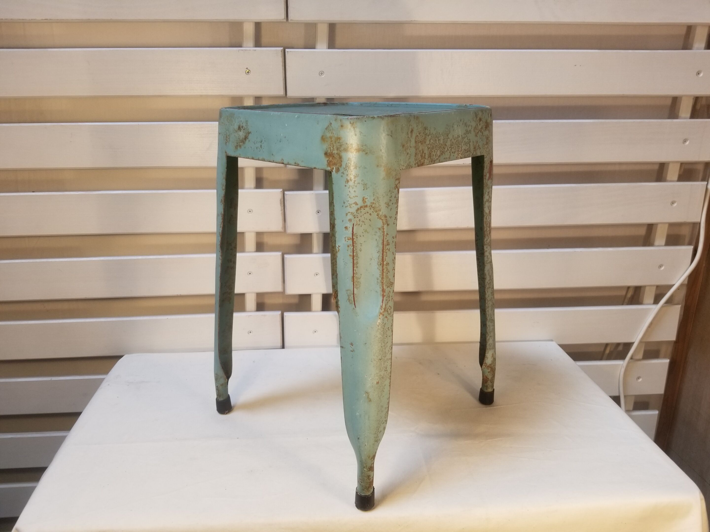 Tabouret vintage industriel en tôle