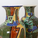Paire de grands vases en céramique émaillée polychrome du milieu du siècle dernier