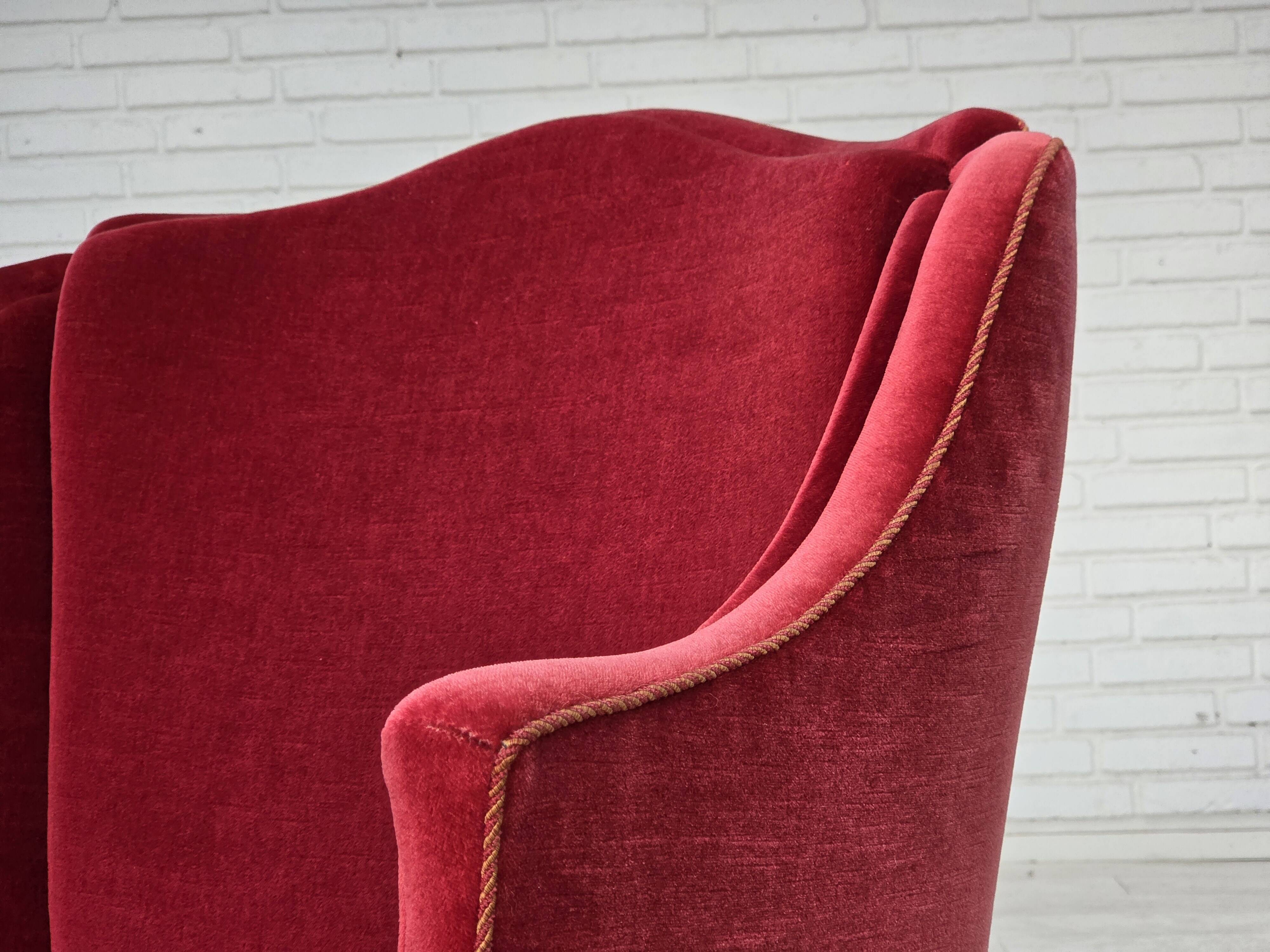 Fauteuil danois des années 1970, velours de mobilier, pieds en bois d'orme.