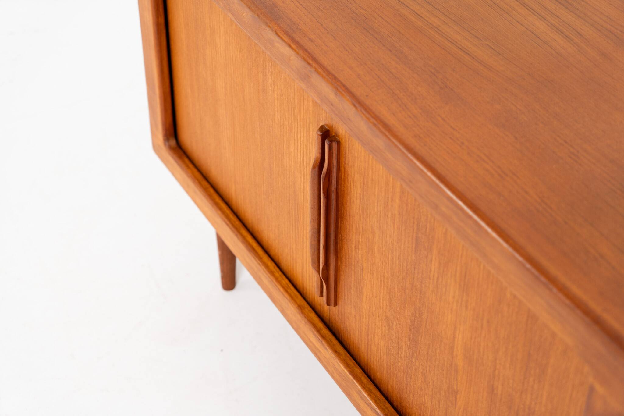 Buffet en teck Svend Dyrlund avec portes tambour