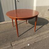 Scandinavian table with integrated extension