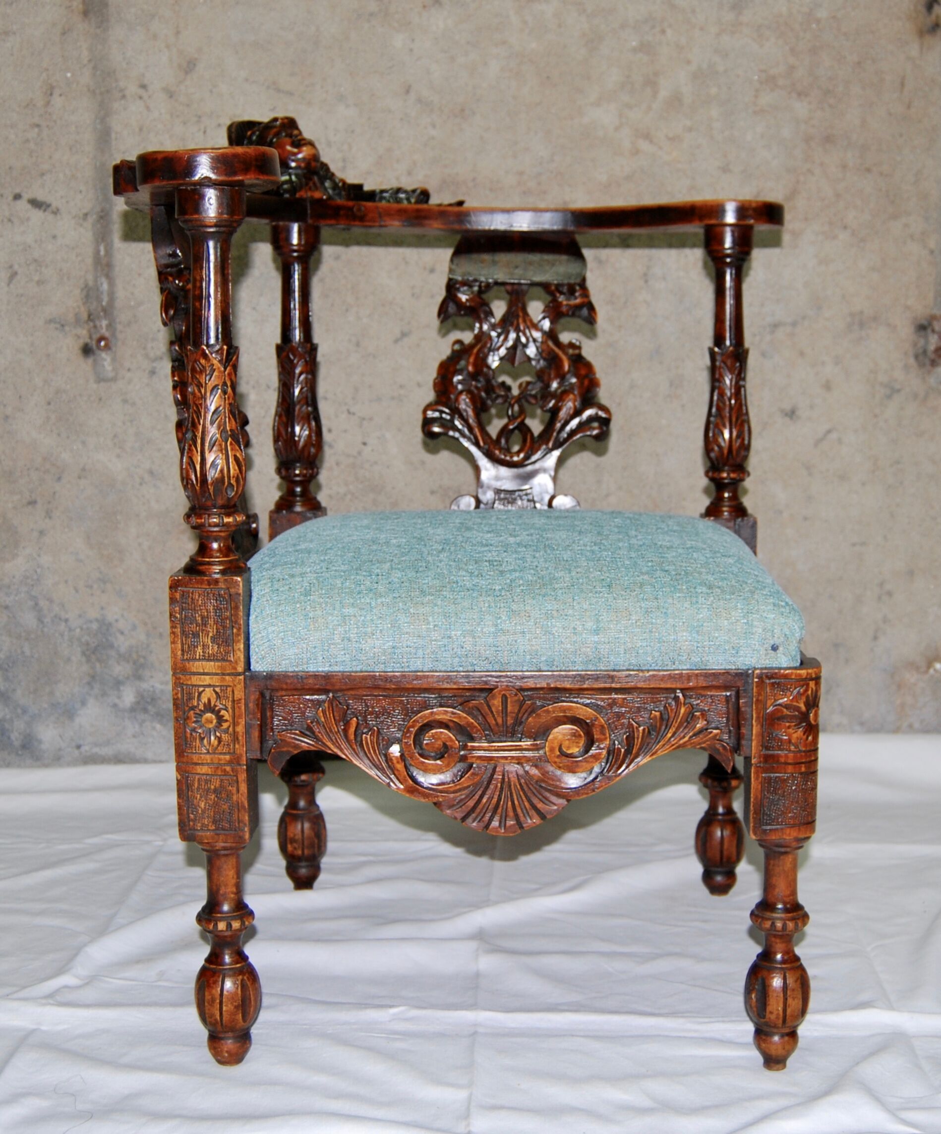 Fauteuil d'angle néo-renaissance en noyer sculpté