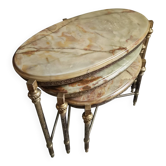 Ensemble de 3 tables gigognes françaises Hollywood Regency avec plateaux en onyx vert, métal doré, style Louis XVI, années 1950-1970