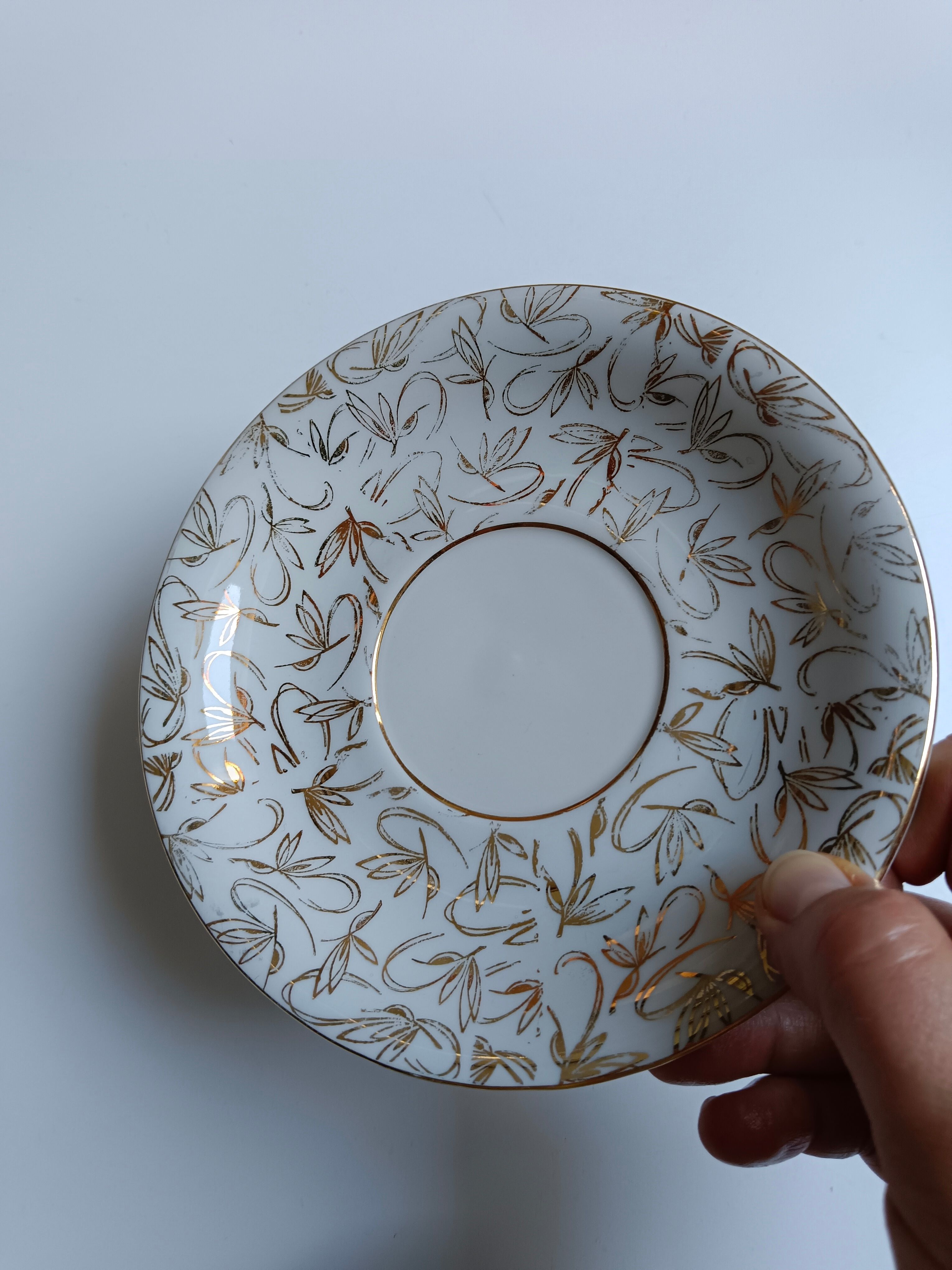 Large porcelain cup from Bavaria with a pearlescent finish and rose decorations.