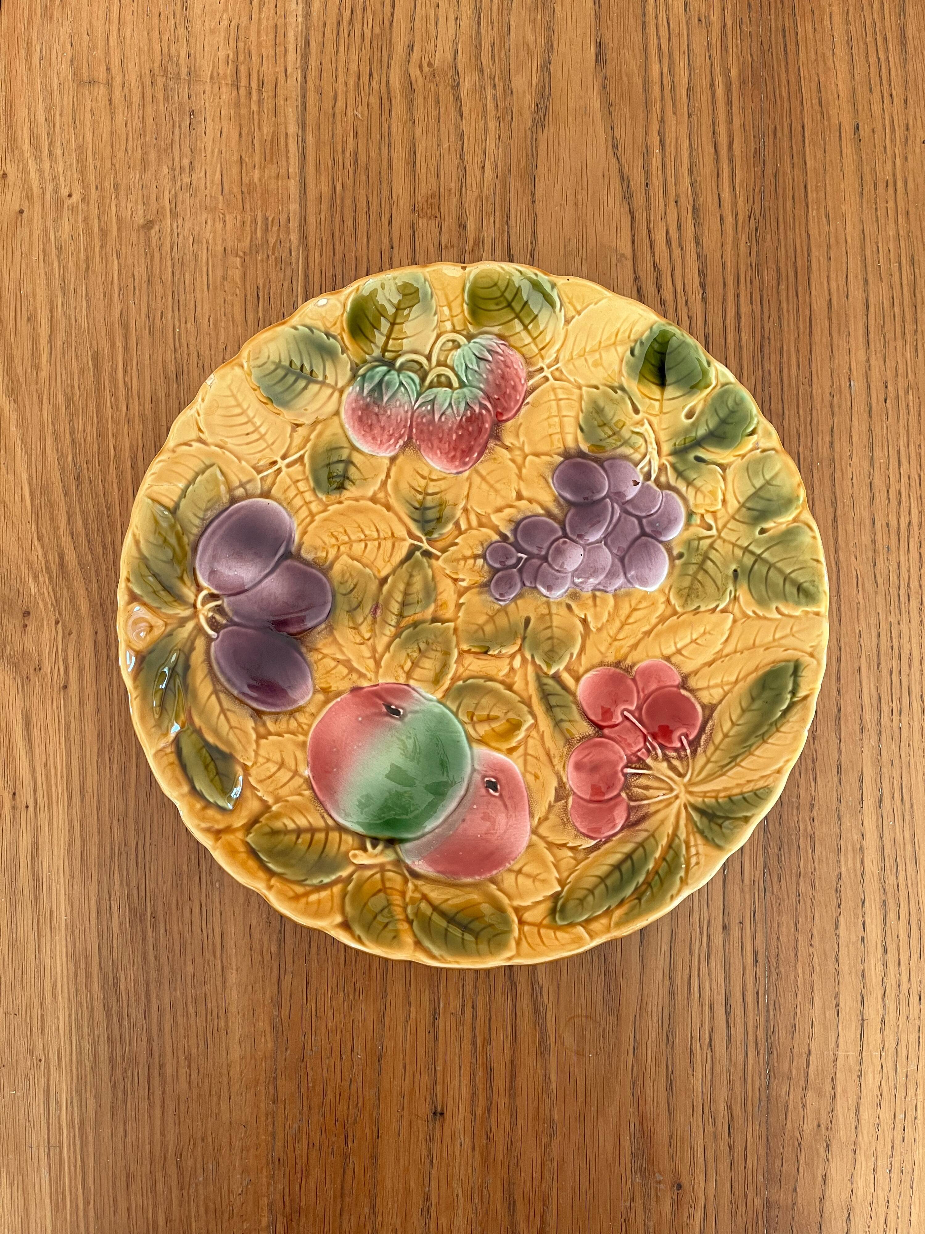 Round earthenware dish decorated with fruit in Sarreguemines slipware