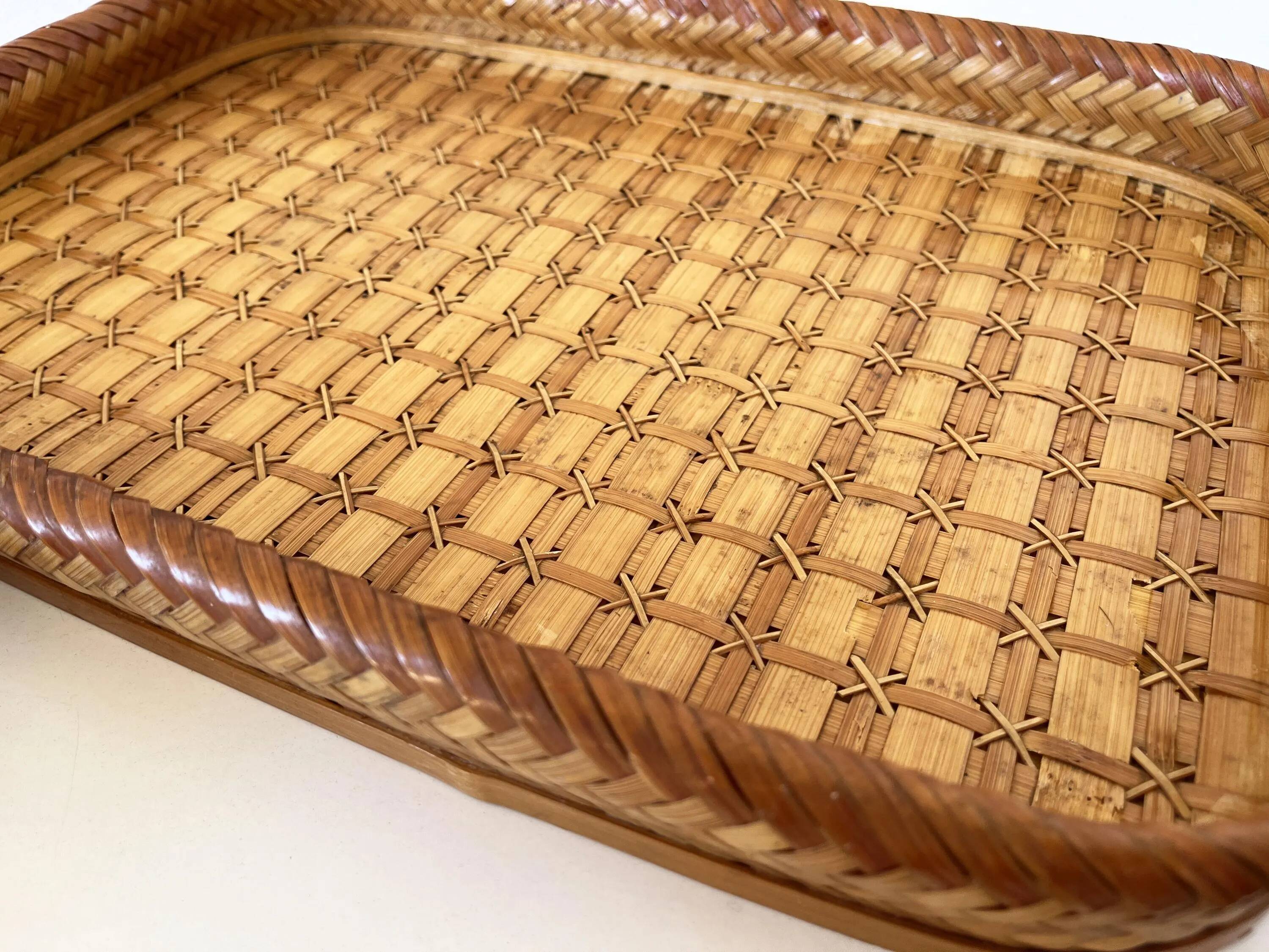 Ensemble de plateaux ancien en bois et feuille de palmier