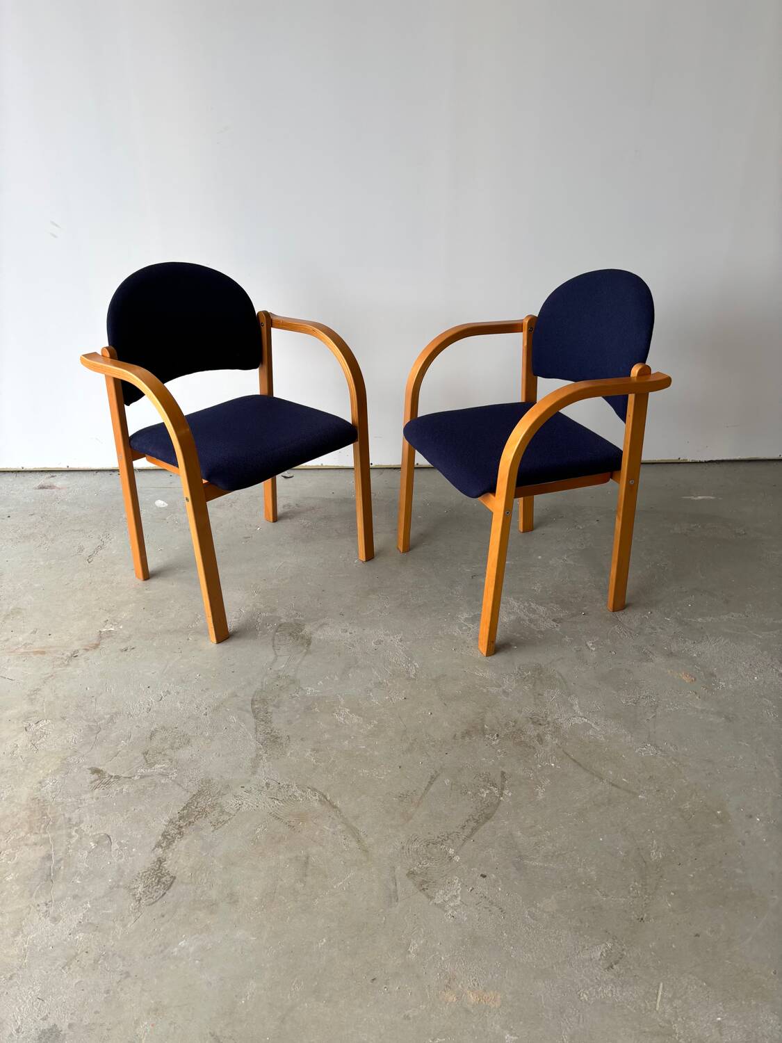 Série de deux chaises empilanle en hêtre courbé style scandinave IKEA