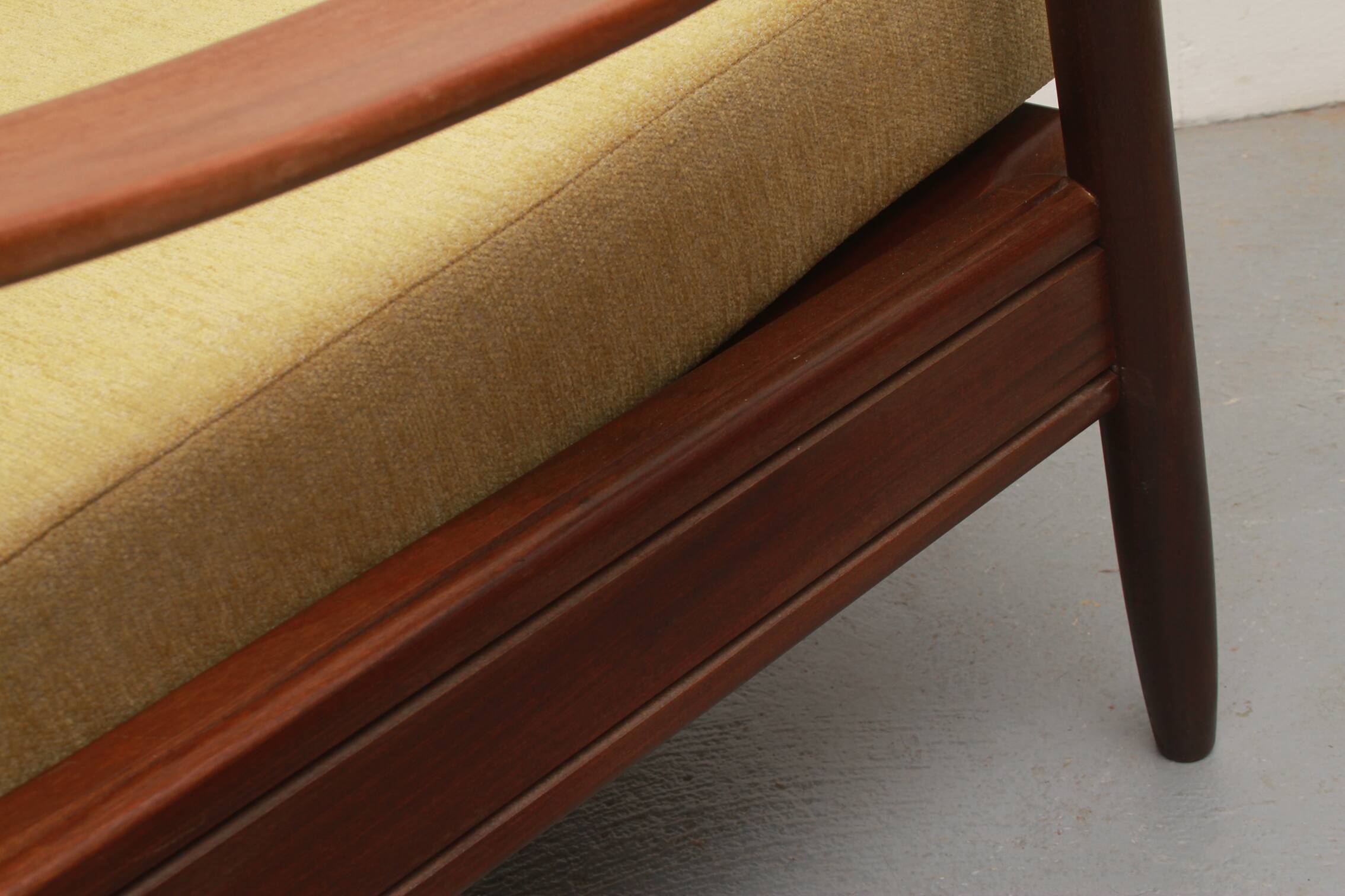 Fauteuil années 1960 jaune pâle, coussins neufs