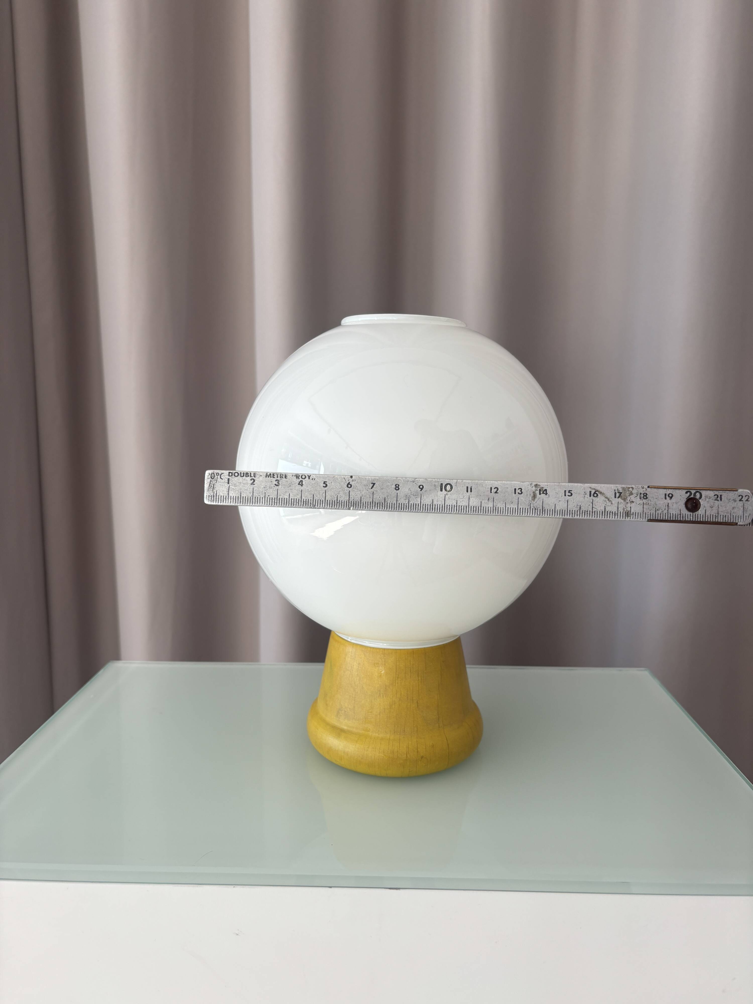 Lampe de table en verre opalin vintage avec base en bois