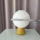Lampe de table en verre opalin vintage avec base en bois