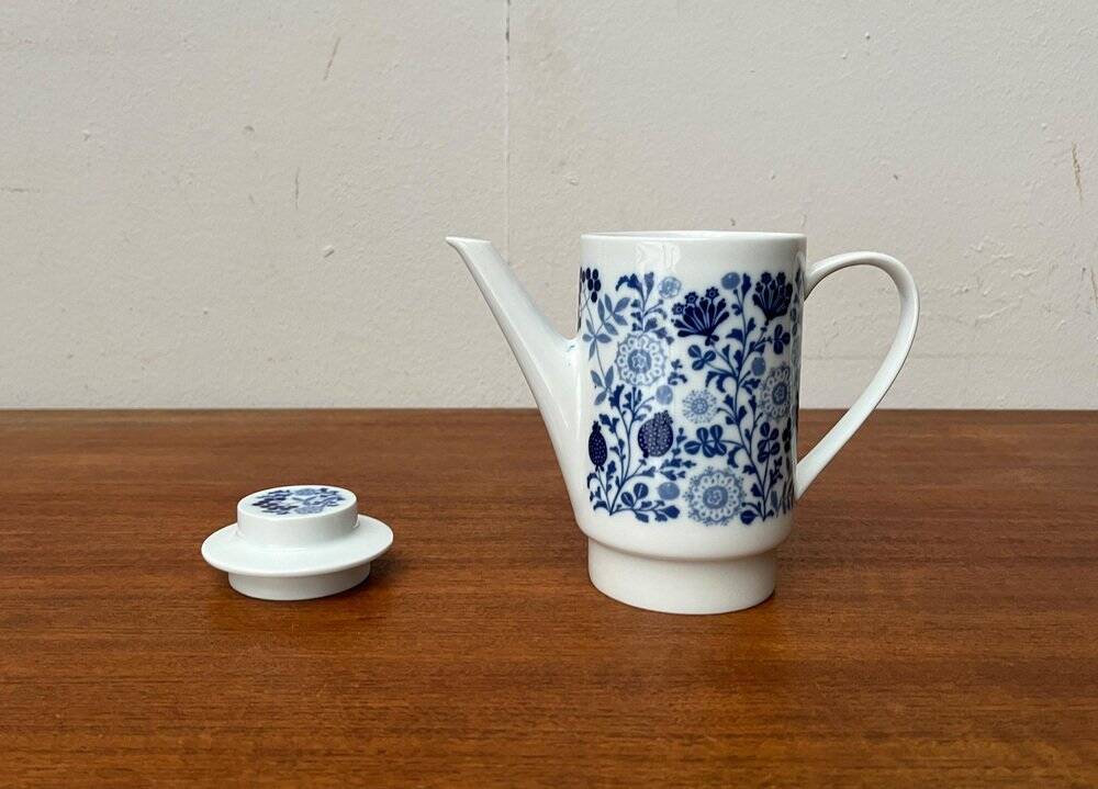 Teapot or coffee pot in German ceramic from the mid-century, Hamburg Form 20 series decor Blumenspiel by Lieselotte Kantner for Melitta, 1960s.