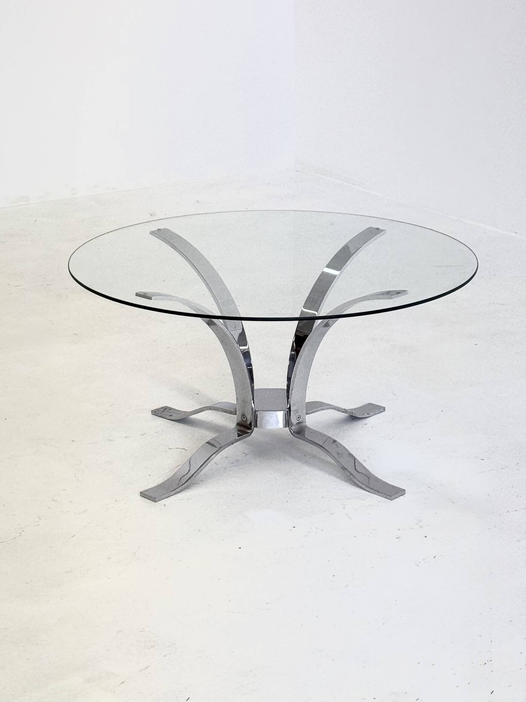 Table basse en verre du milieu du siècle avec cadre chromé