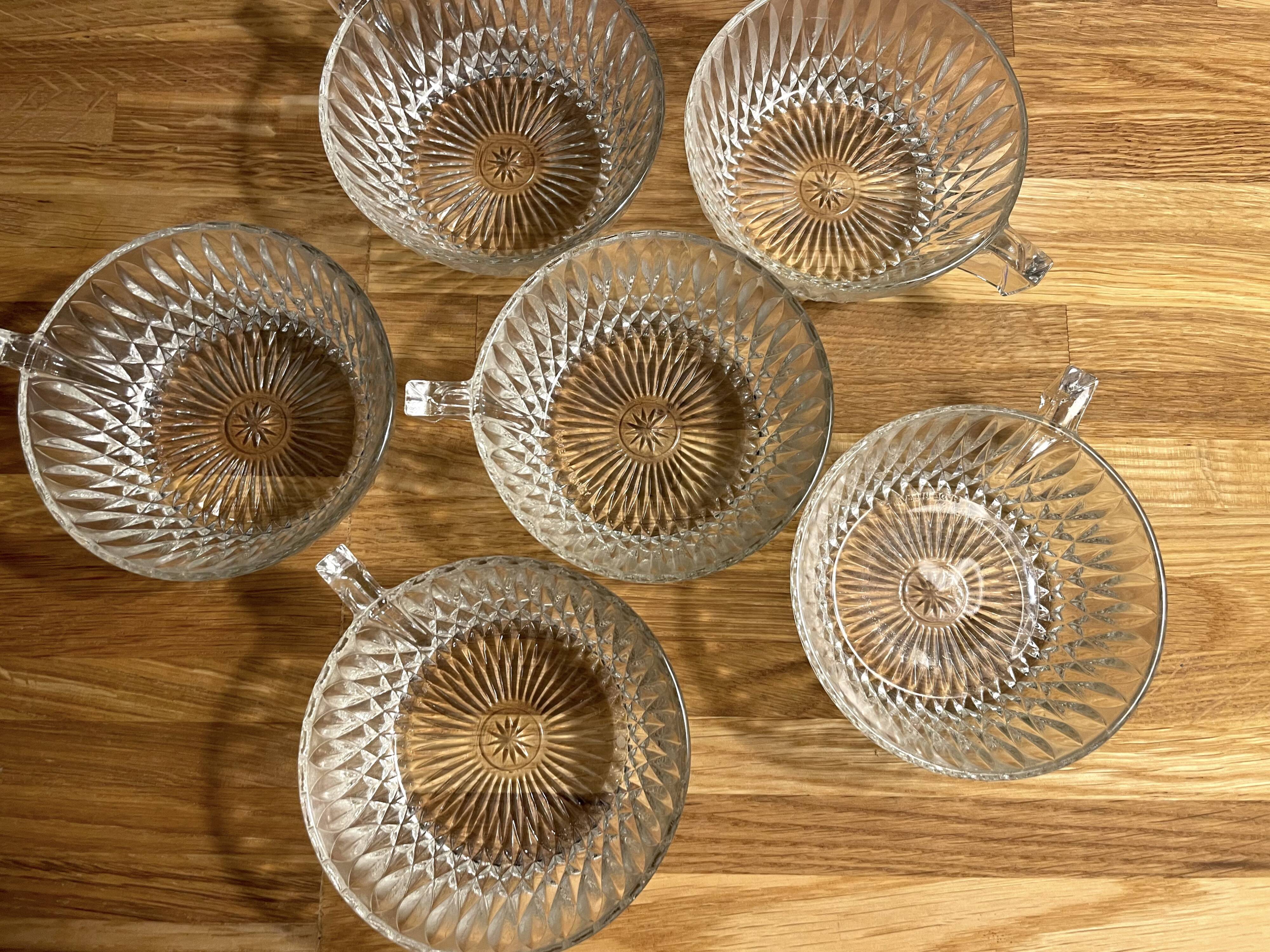 6 tasses à café en verre ciselé vintage en très bon état