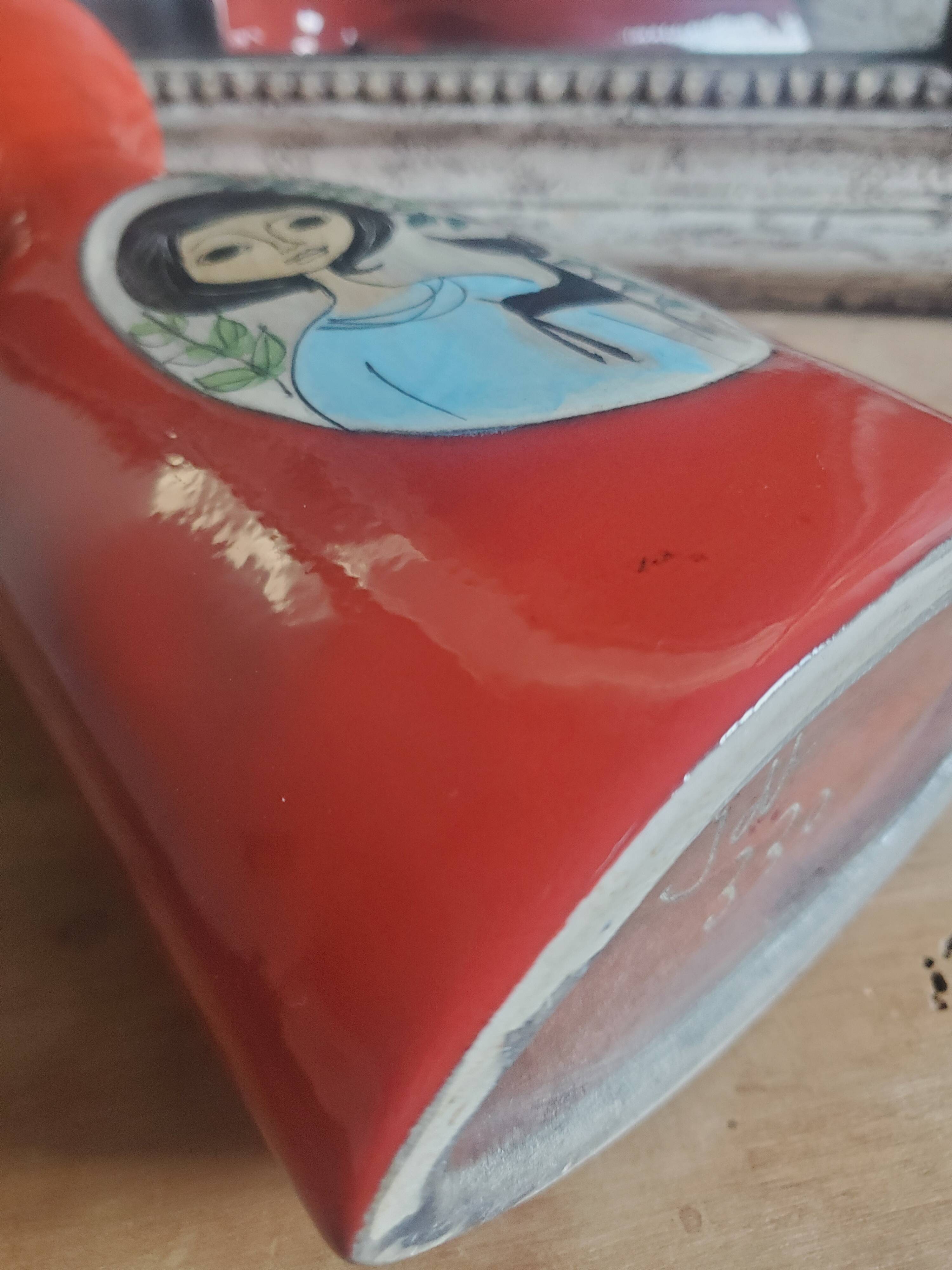 Vintage Français années 1960 Jean de Lespinasse, JdL 330, Vase ovale émaillé rouge avec portrait féminin.