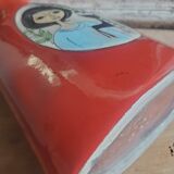 Vintage Français années 1960 Jean de Lespinasse, JdL 330, Vase ovale émaillé rouge avec portrait féminin.