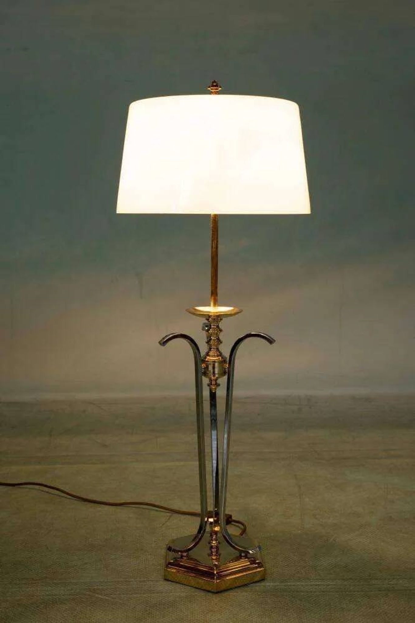 Vintage brass table lamp in Hollywood Regency style from the 50s/60s.