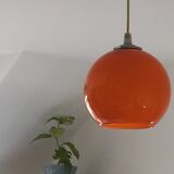 Paire de suspensions orange en verre opaline 70’s