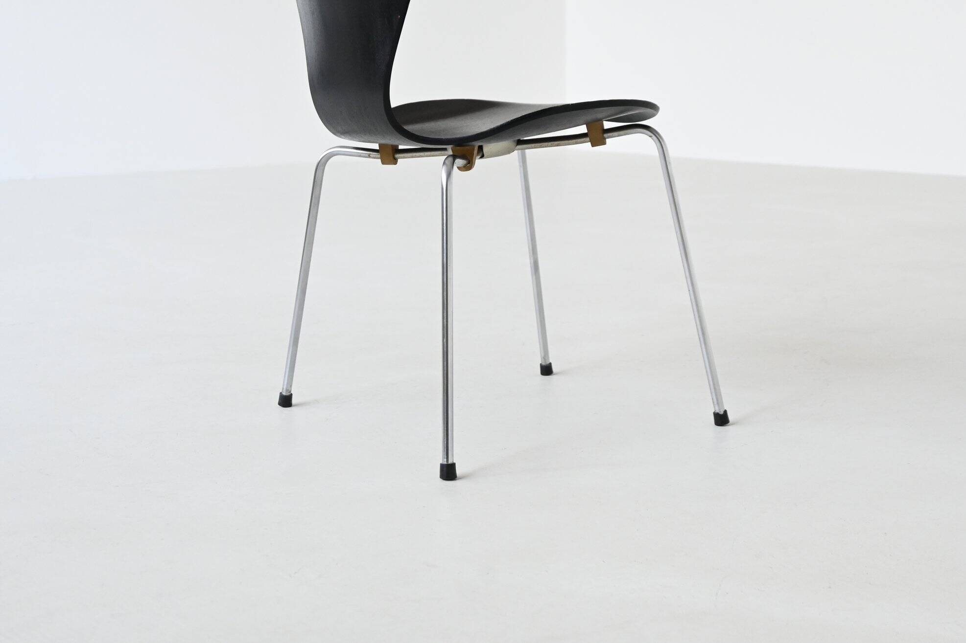 Arne Jacobsen 3107 'Butterfly' dining chairs Fritz  Hansen Denmark 1967