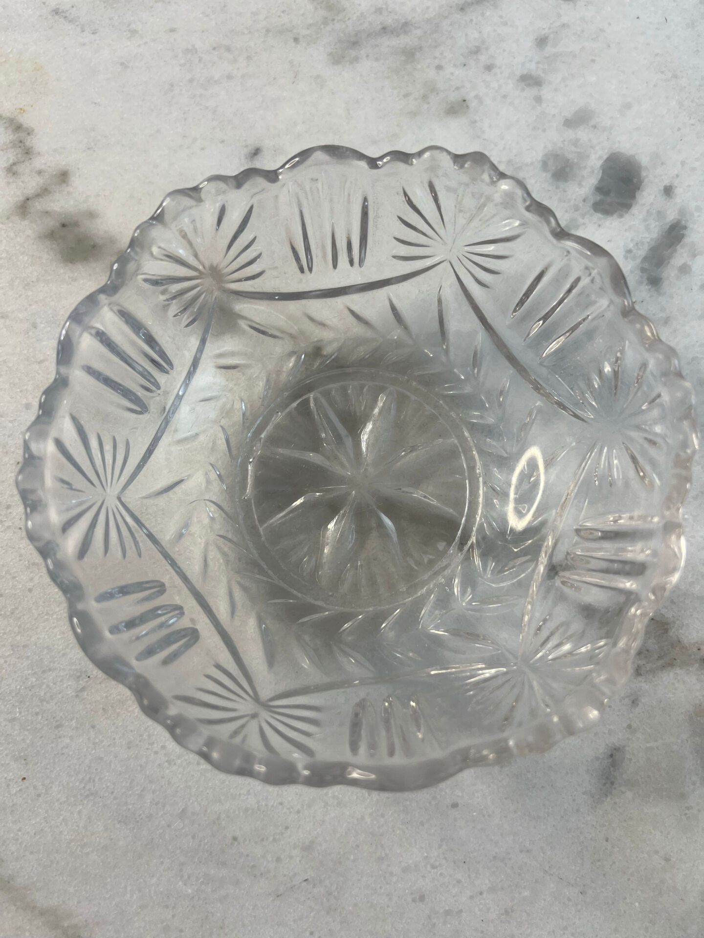 Coupelle en verre taillé bord festonné 11cm