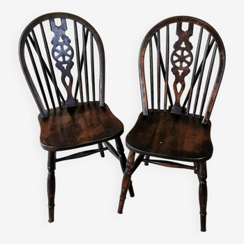 Set of 2 windsor style chairs