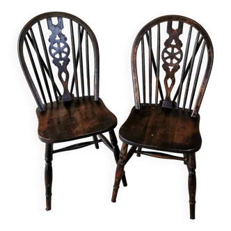 Set of 2 windsor style chairs