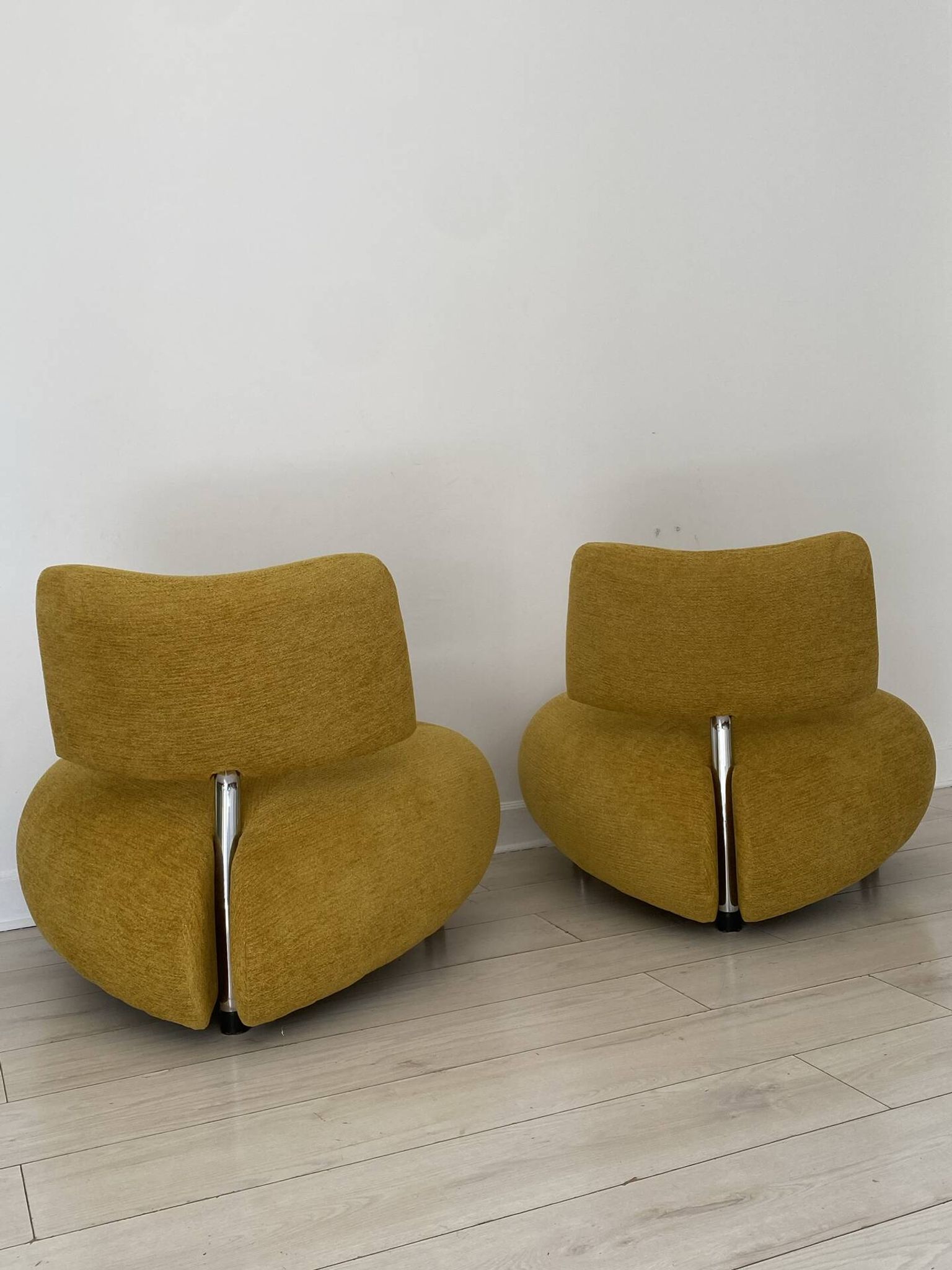 Lot 2 fauteuils Pallone Leolux par Roy de Scheemaker.
