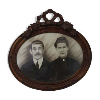 Oval frame with knot with old couple portrait