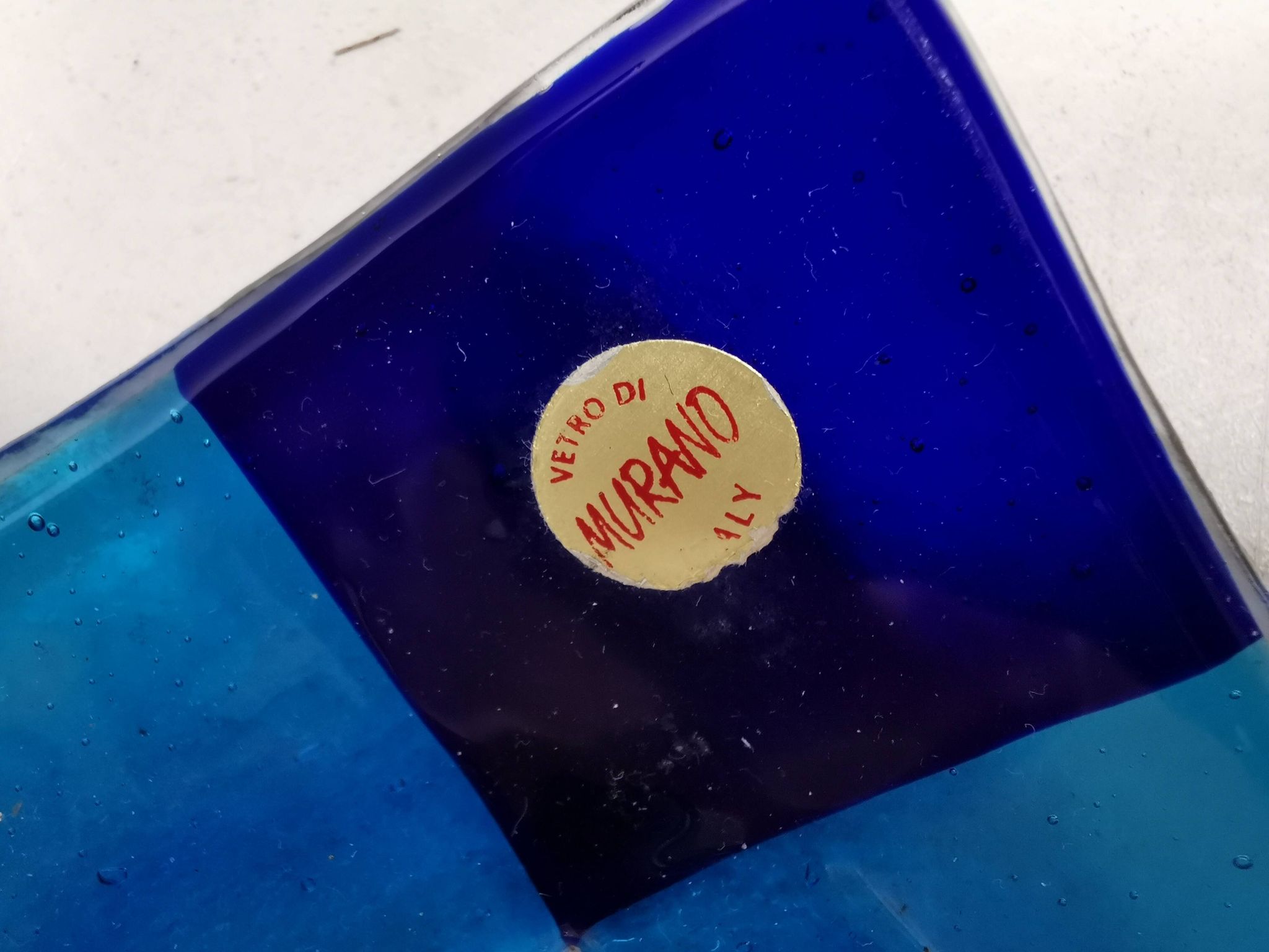 Petit bol/plat en verre de Murano de différentes nuances de bleu.