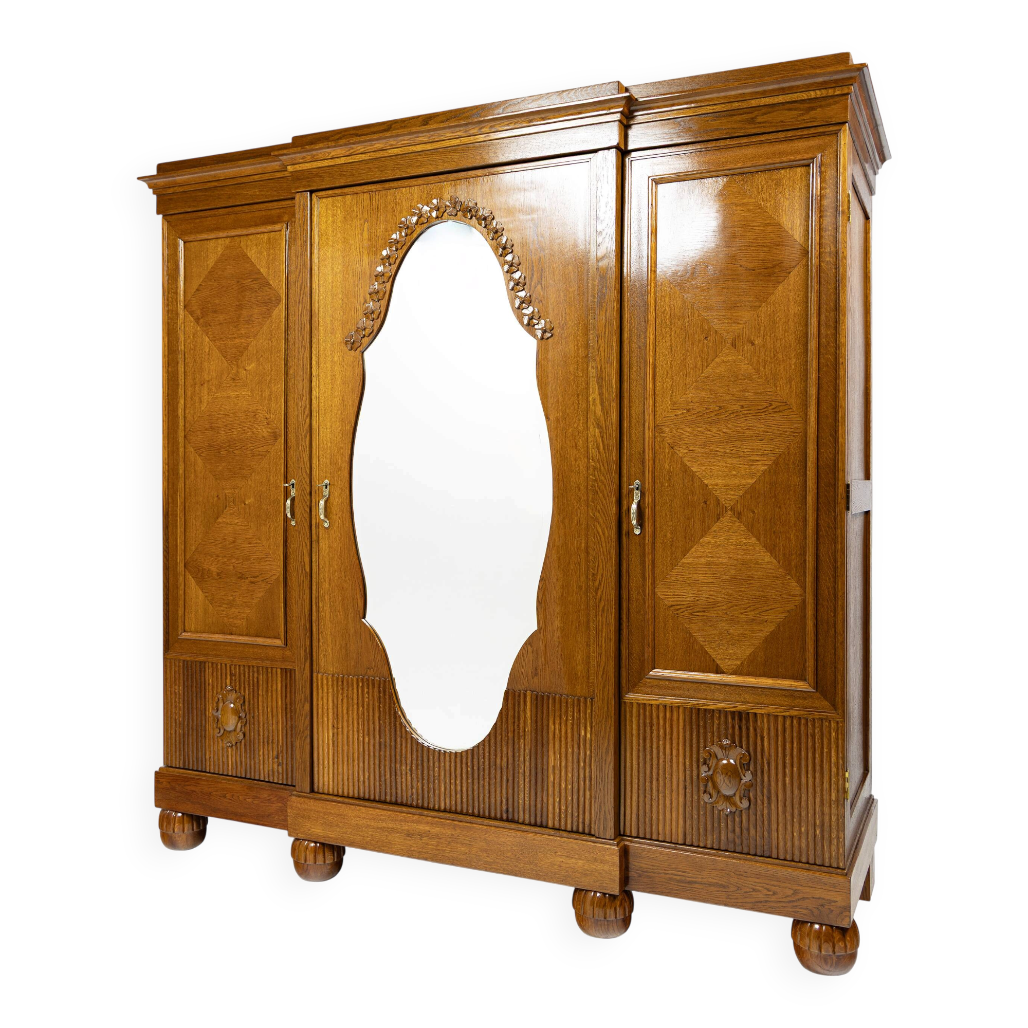 Grande armoire trois portes en chêne - Interguerre 1920-1939