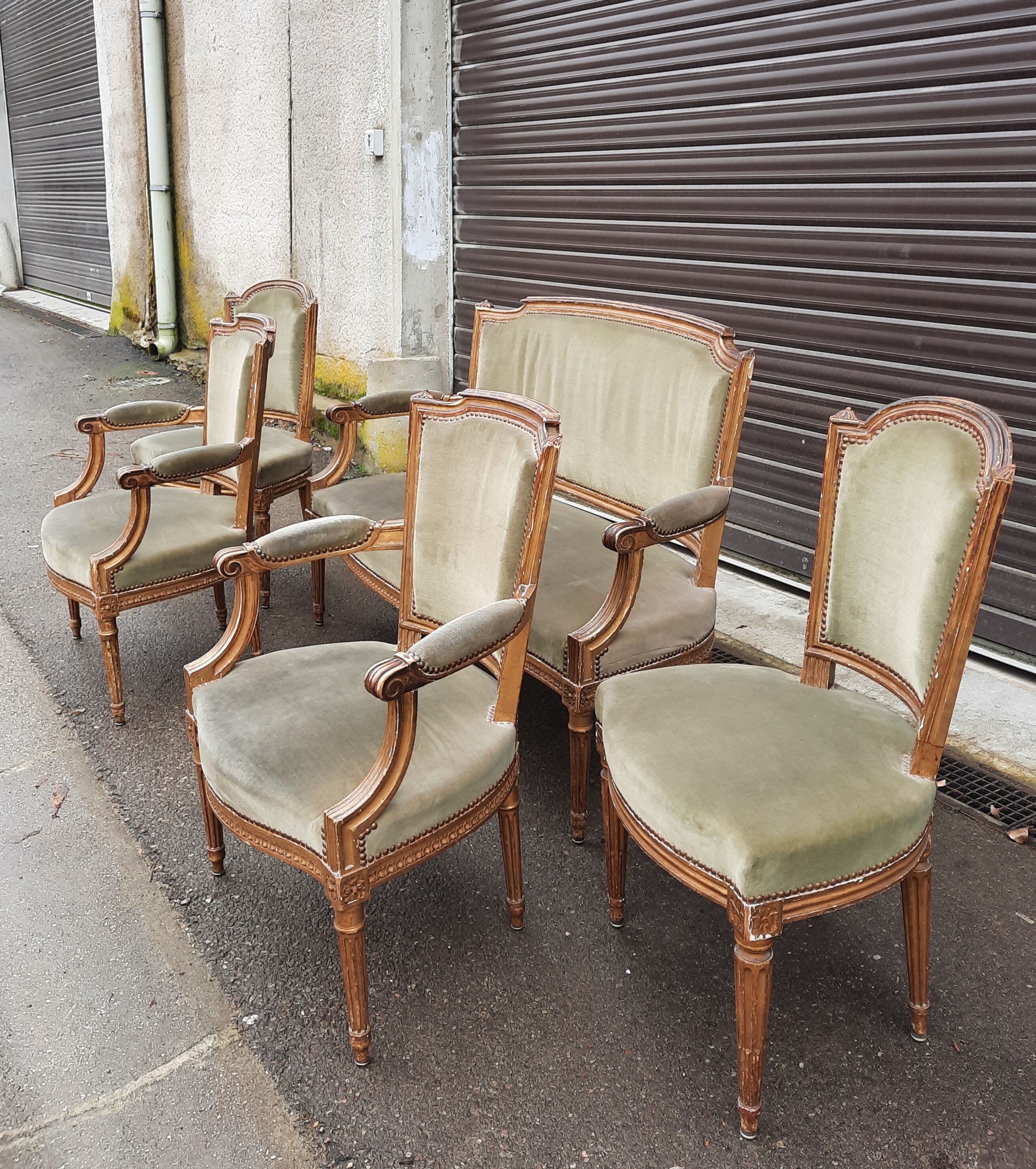 Salon de style Louis XVI en bois doré et velours