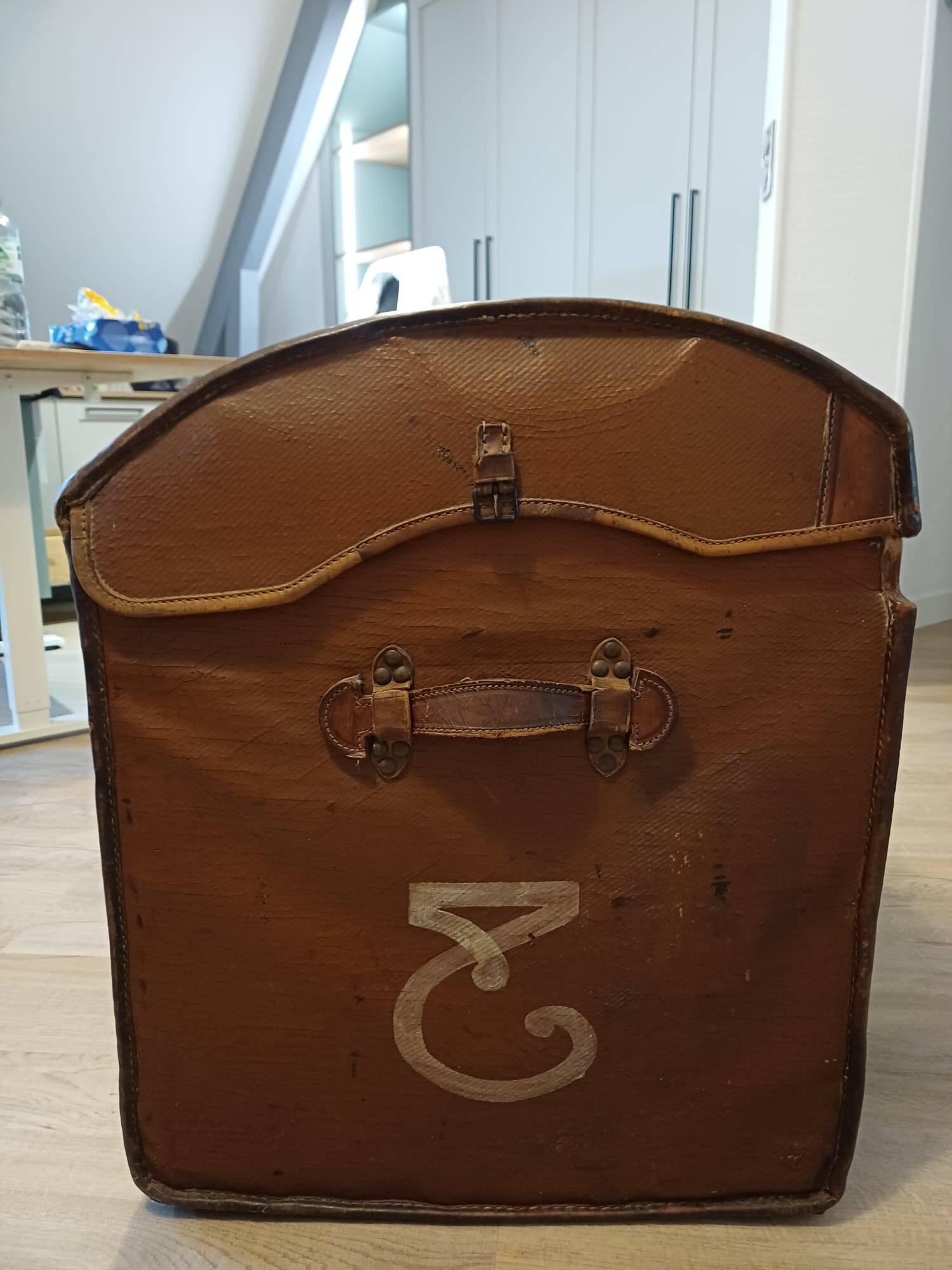 Semi-soft travel suitcase