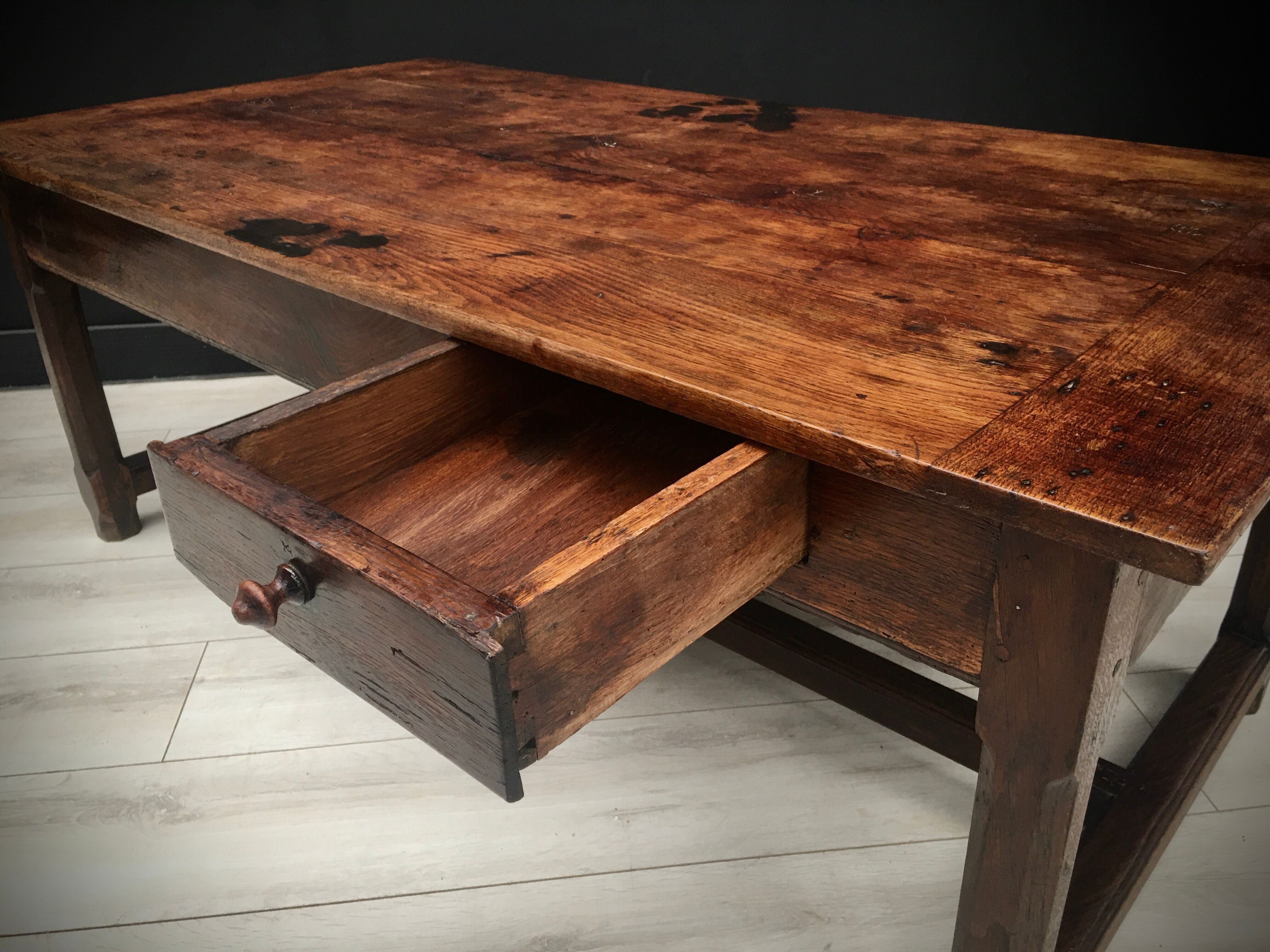 Table basse en bois, début XXème