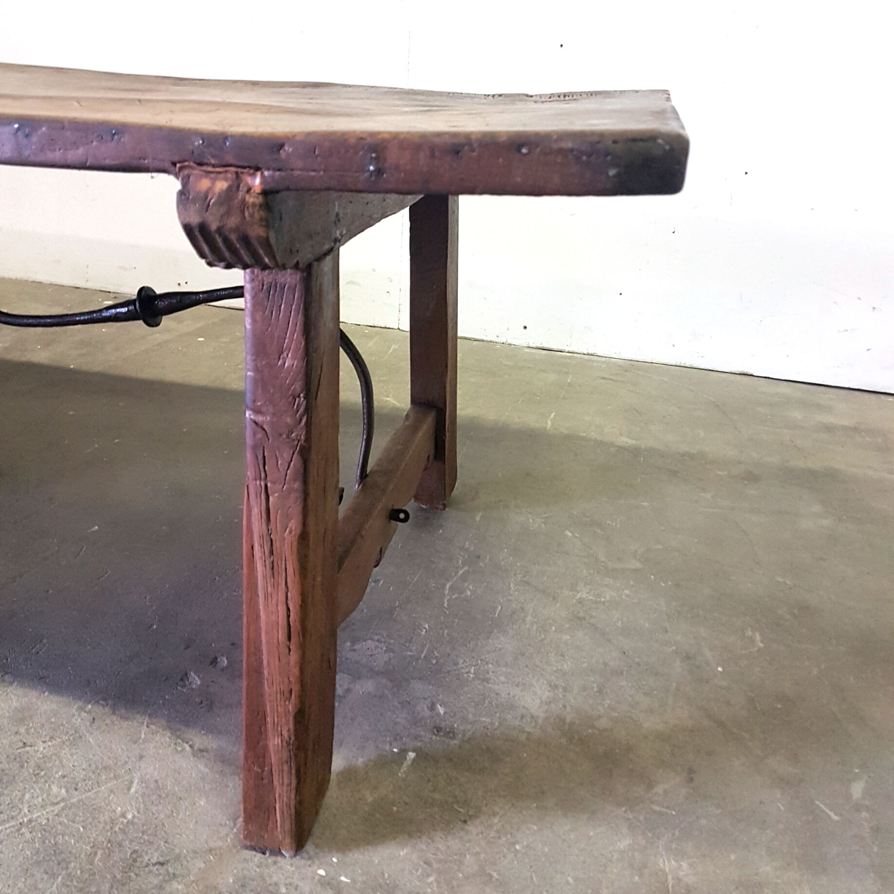 Table basse en noyer et fer forgé du XVIIIe siècle