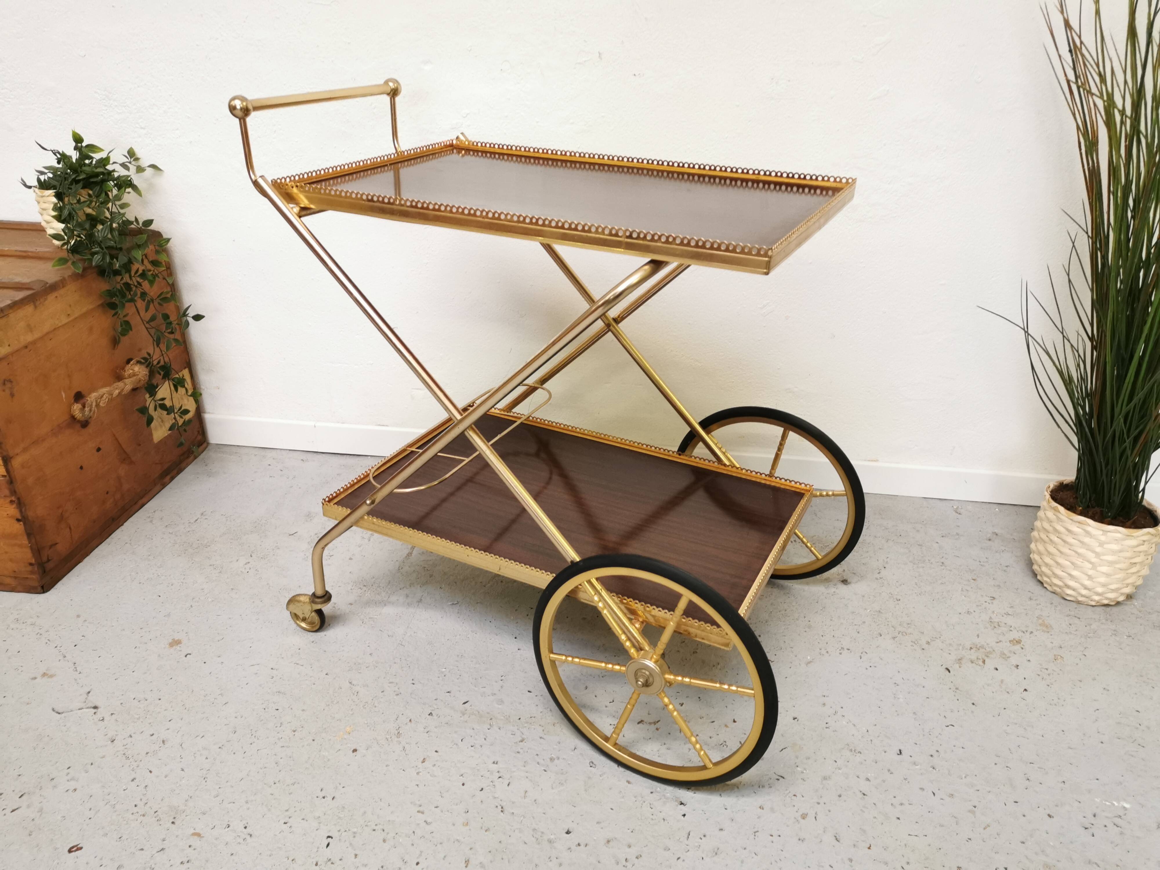 Vintage bar maid service