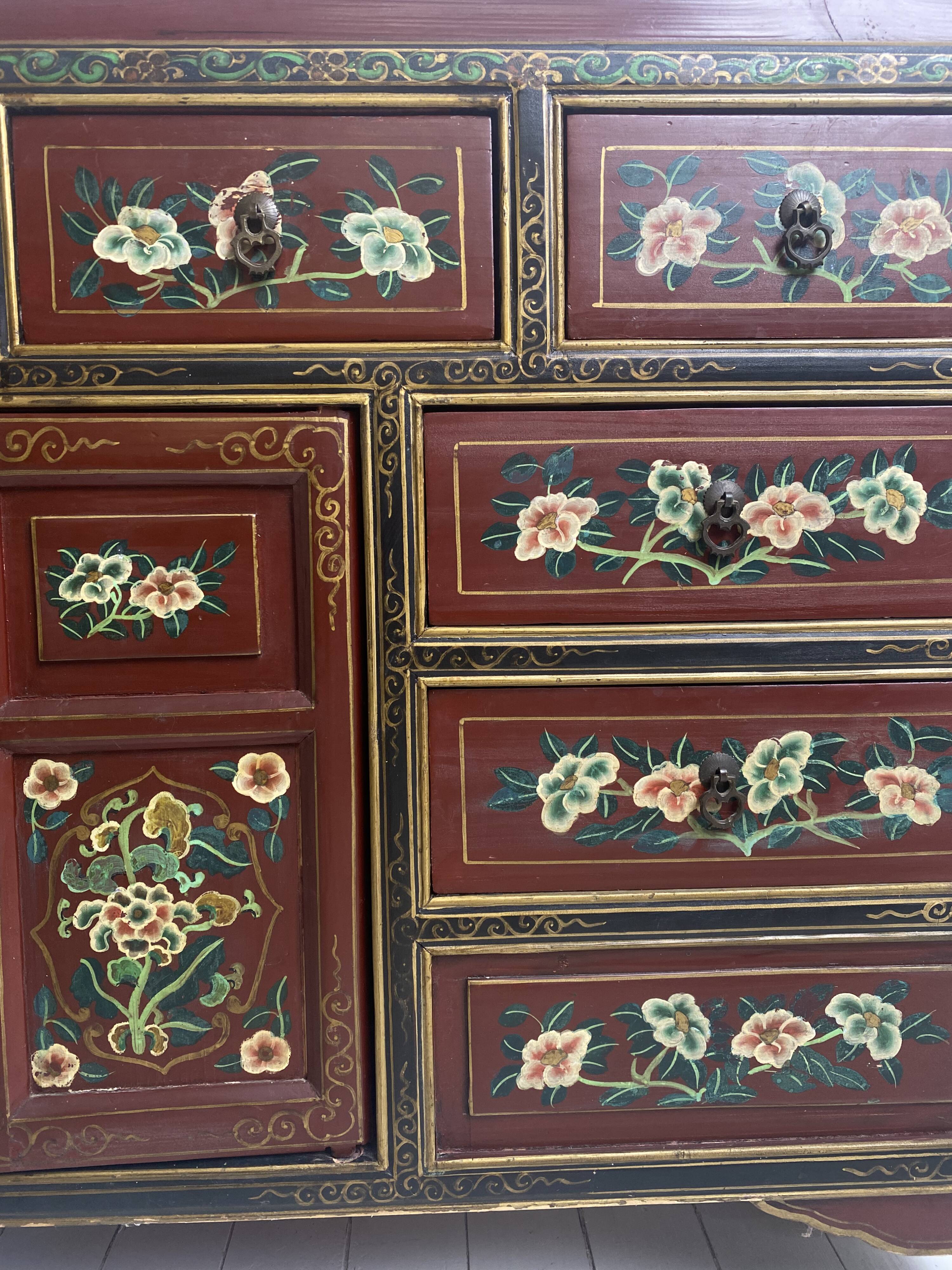 Buffet chinois vintage peint à la main, meuble rouge à décor floral