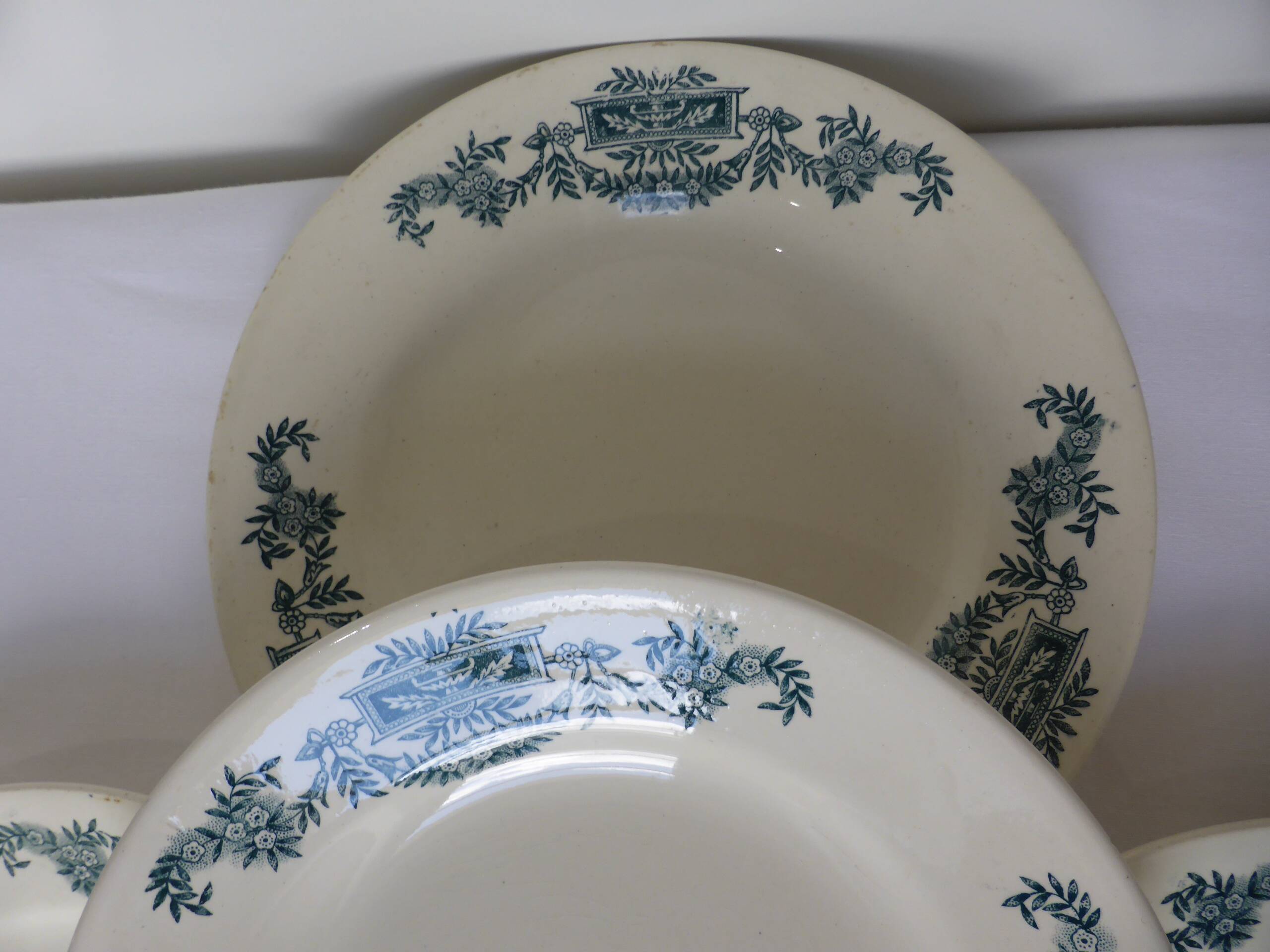 4 Longchamp ironstone dinner plates, Lutèce pattern 220602