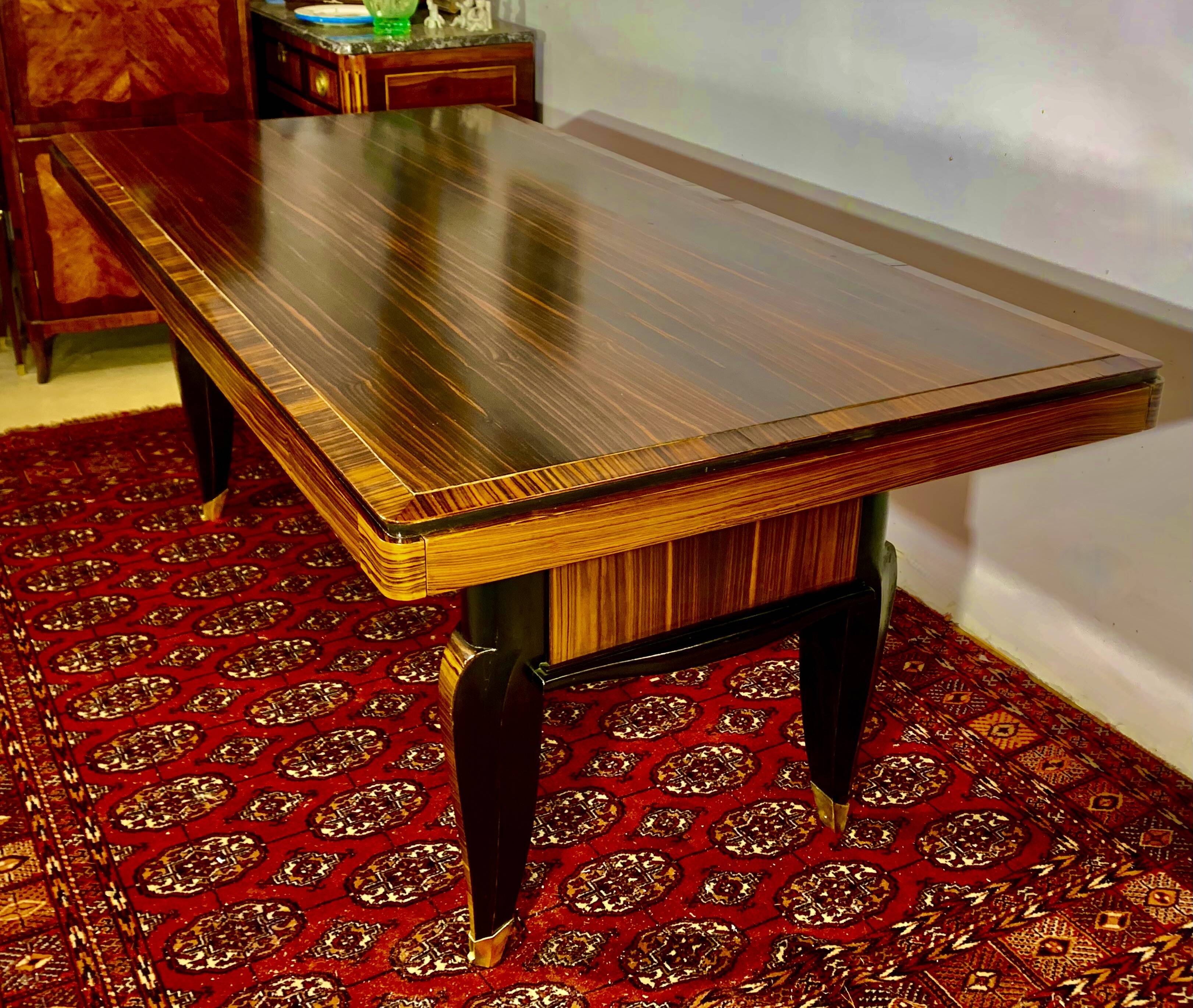 1930 Art Deco dining table in Macassar Ebony and RIO Rosewood, with extensions,