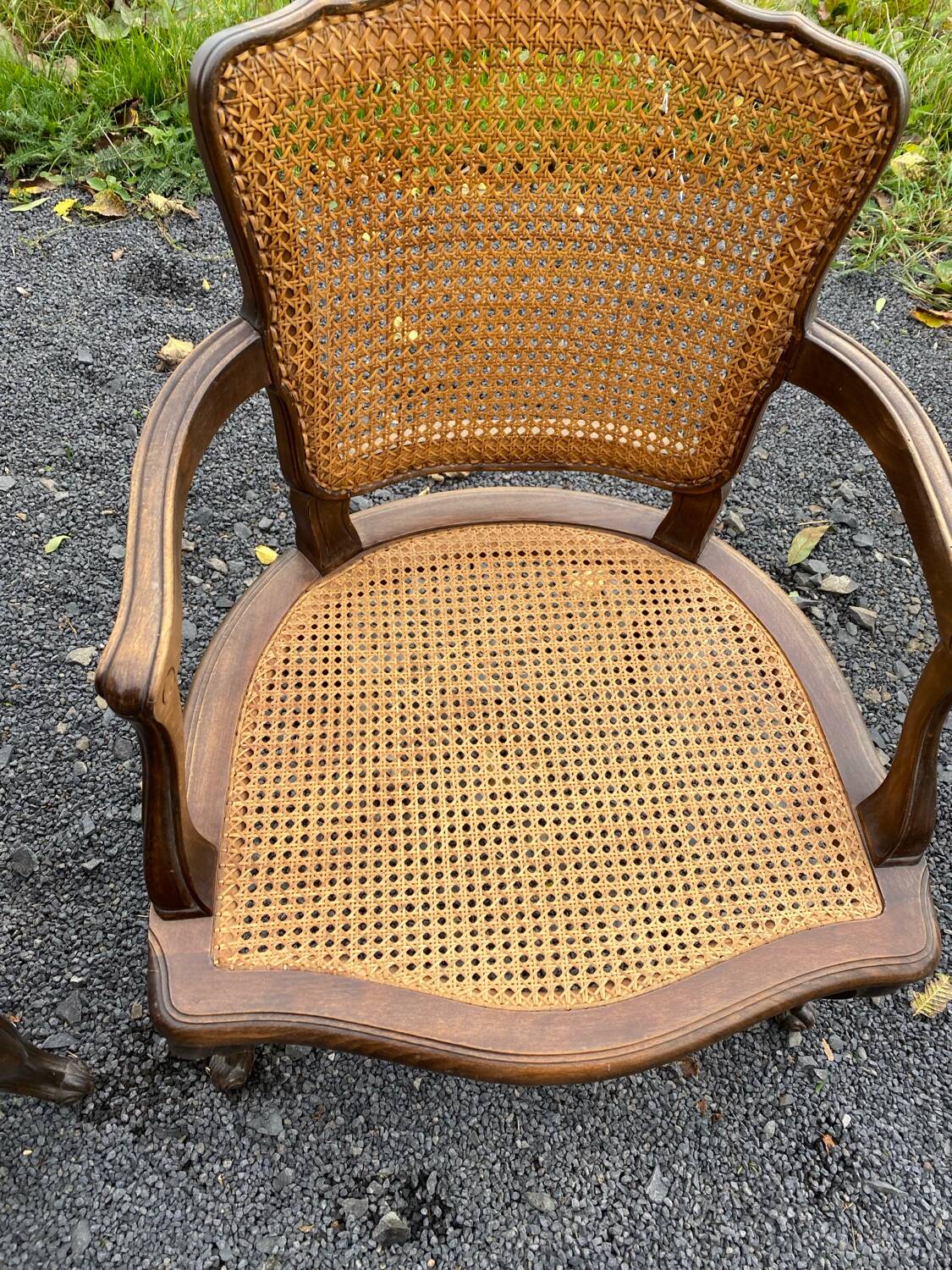Paire de fauteuils cannés de style Louis XV