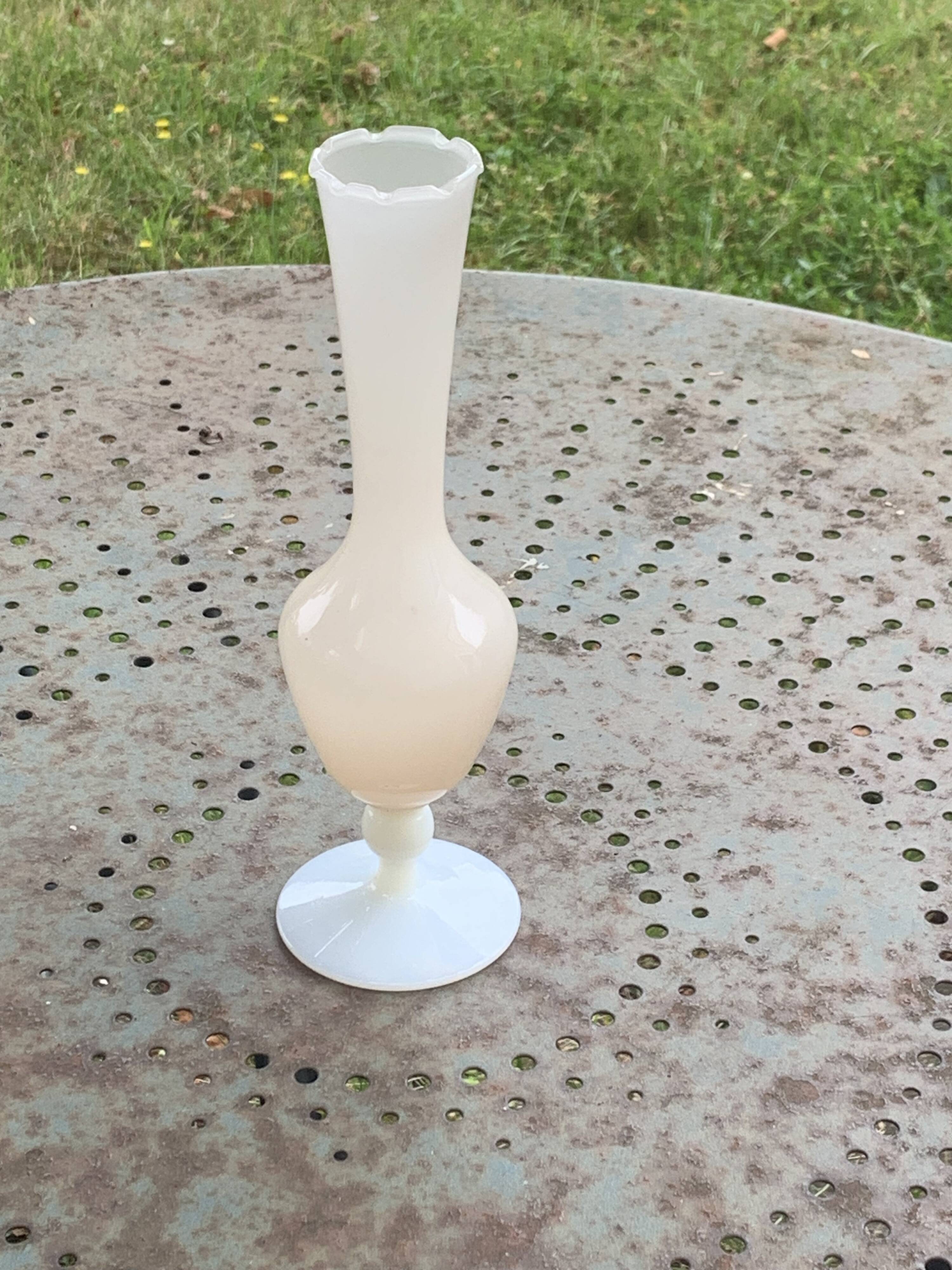 Soliflore vase in pink beige opaline and white base vintage and design
