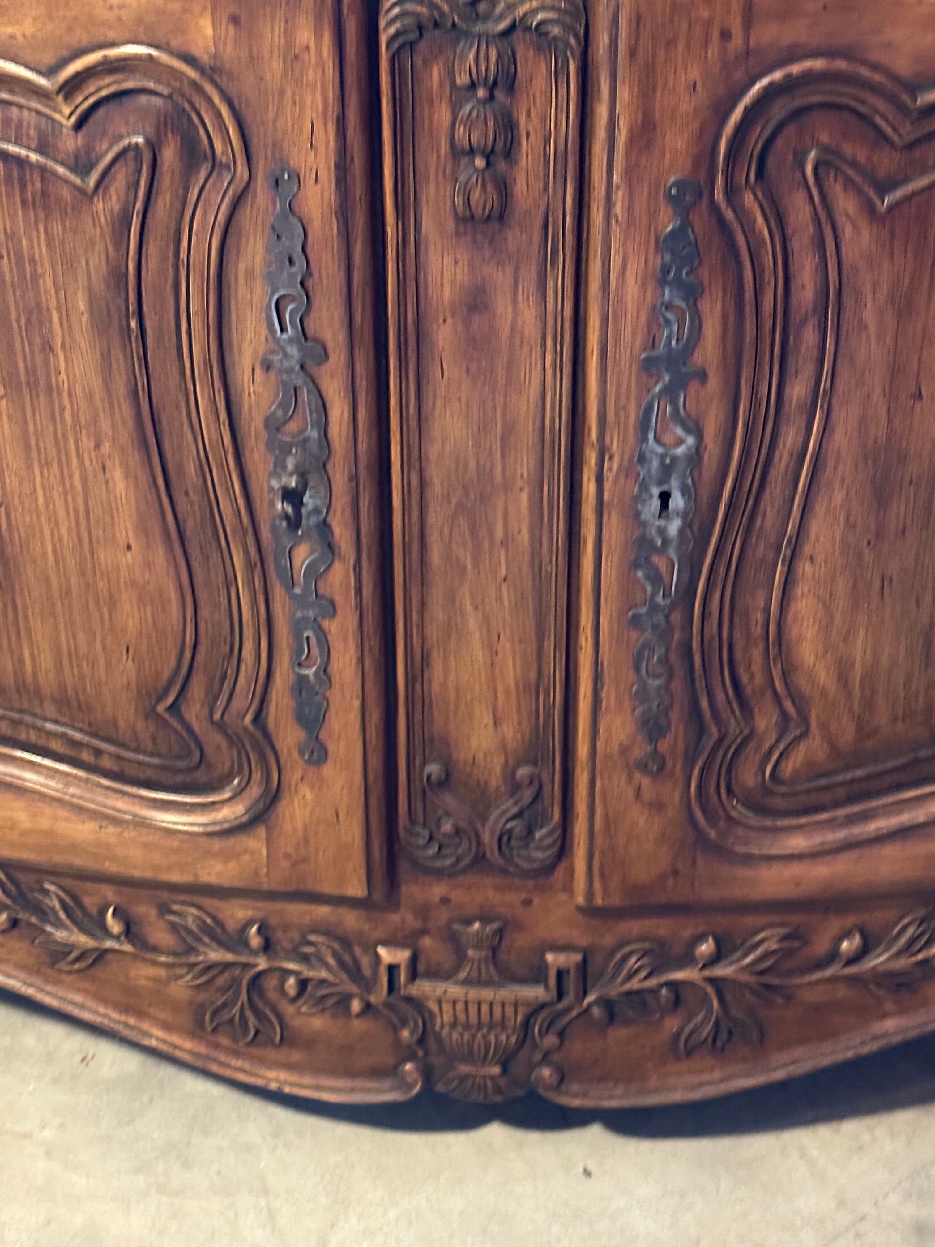 Carved Provencal buffet in Louis XV style with 2 doors