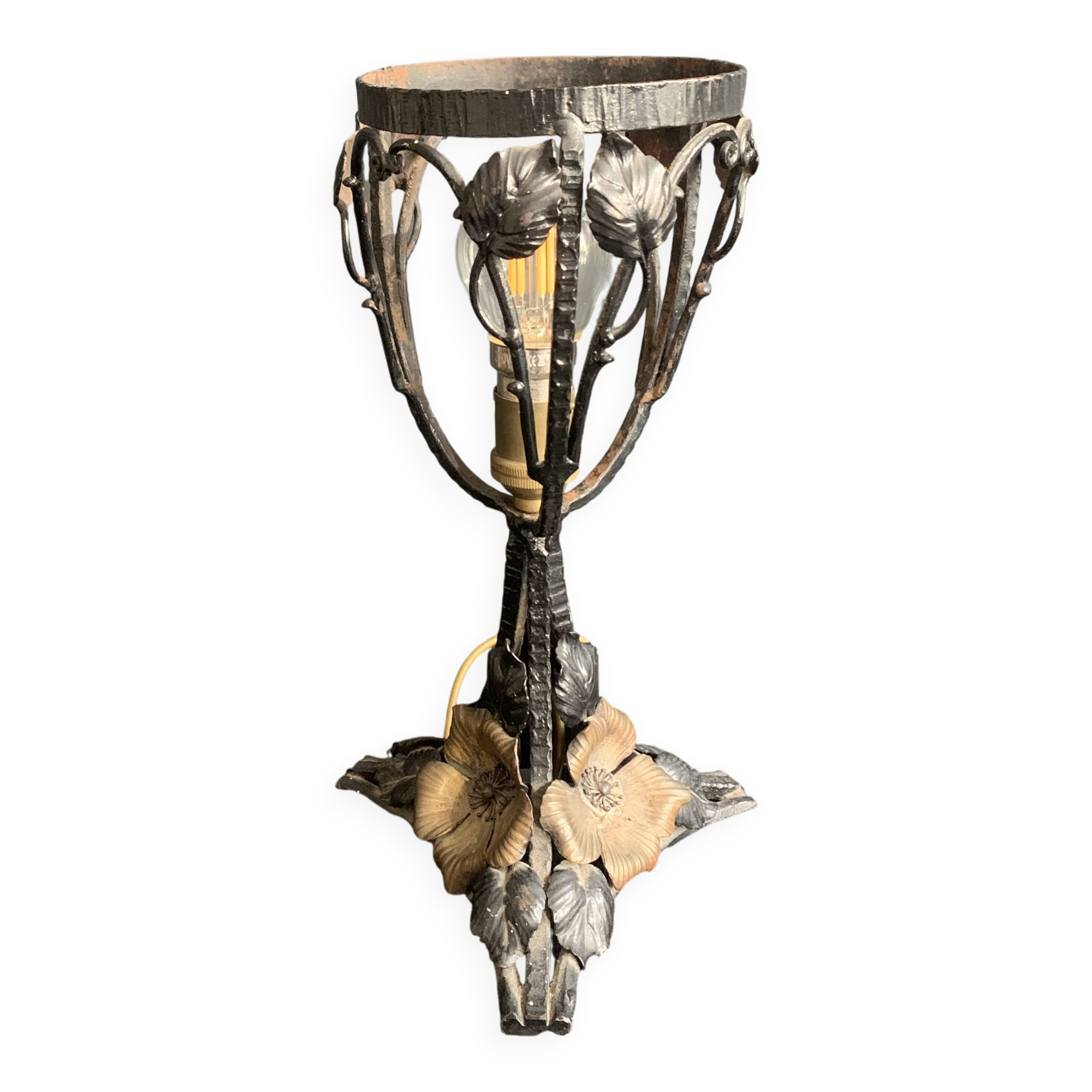1900 Art Nouveau wrought iron lamp with floral motif