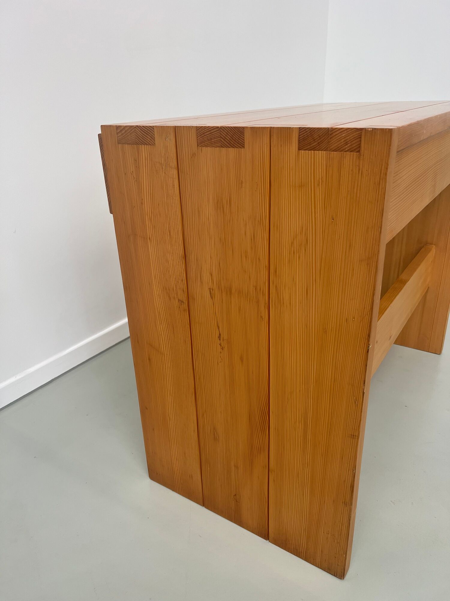 Bureau de Roland Haeusler pour Maison Regain, en pin Circa 1970