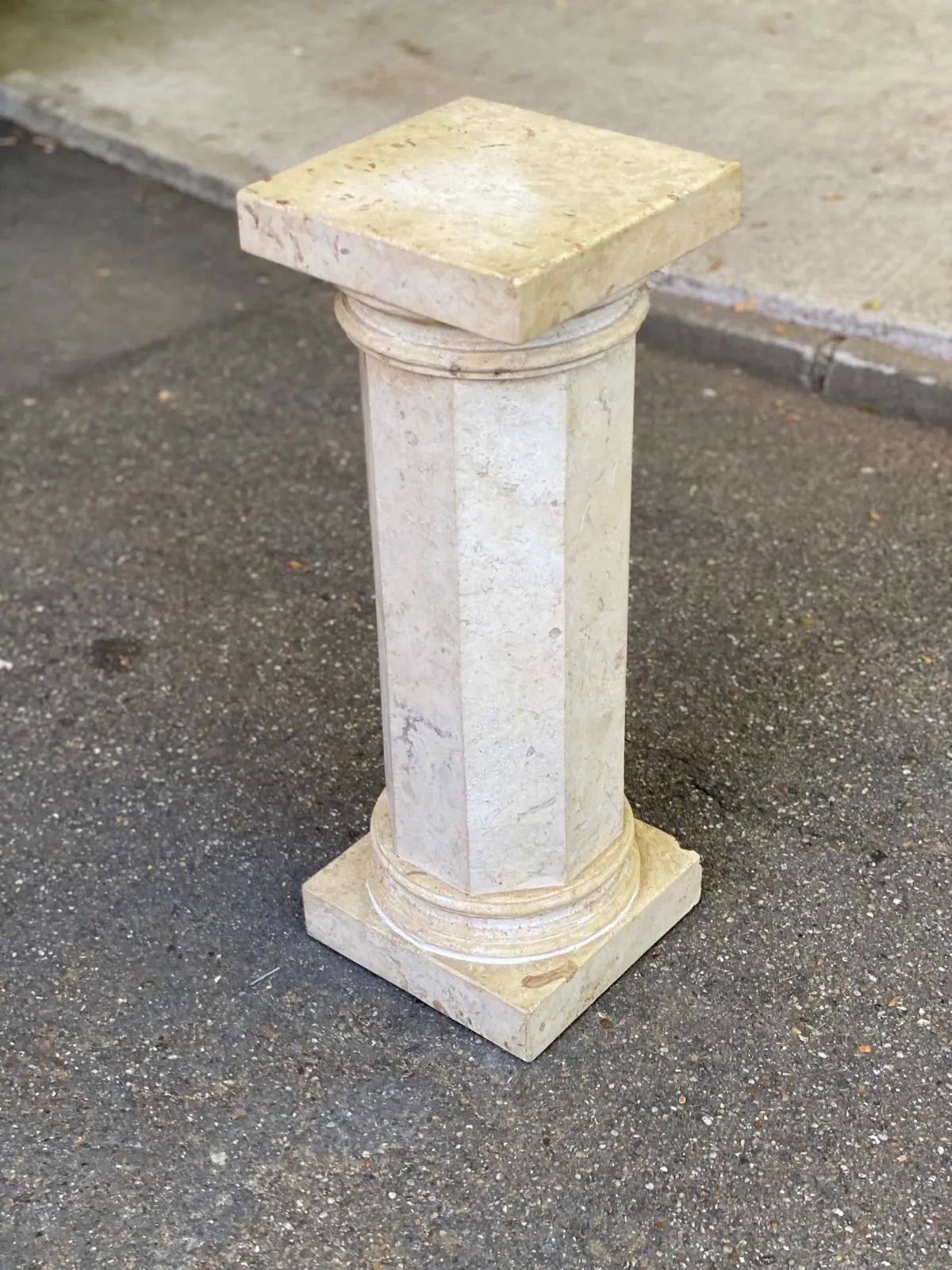 Natural stone pedestal column in beige marble, neoclassical style, 77cm.