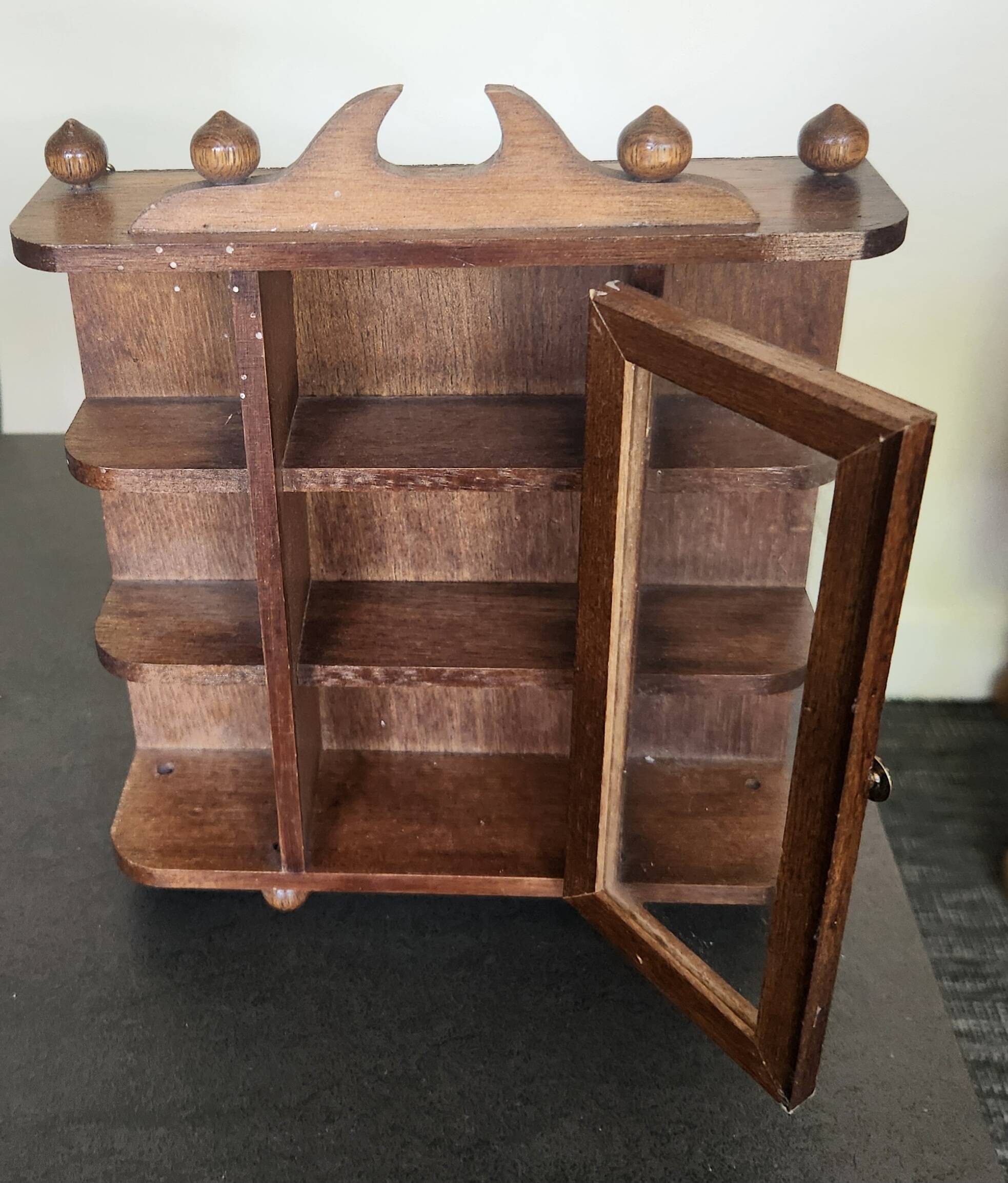Armoire de poupée